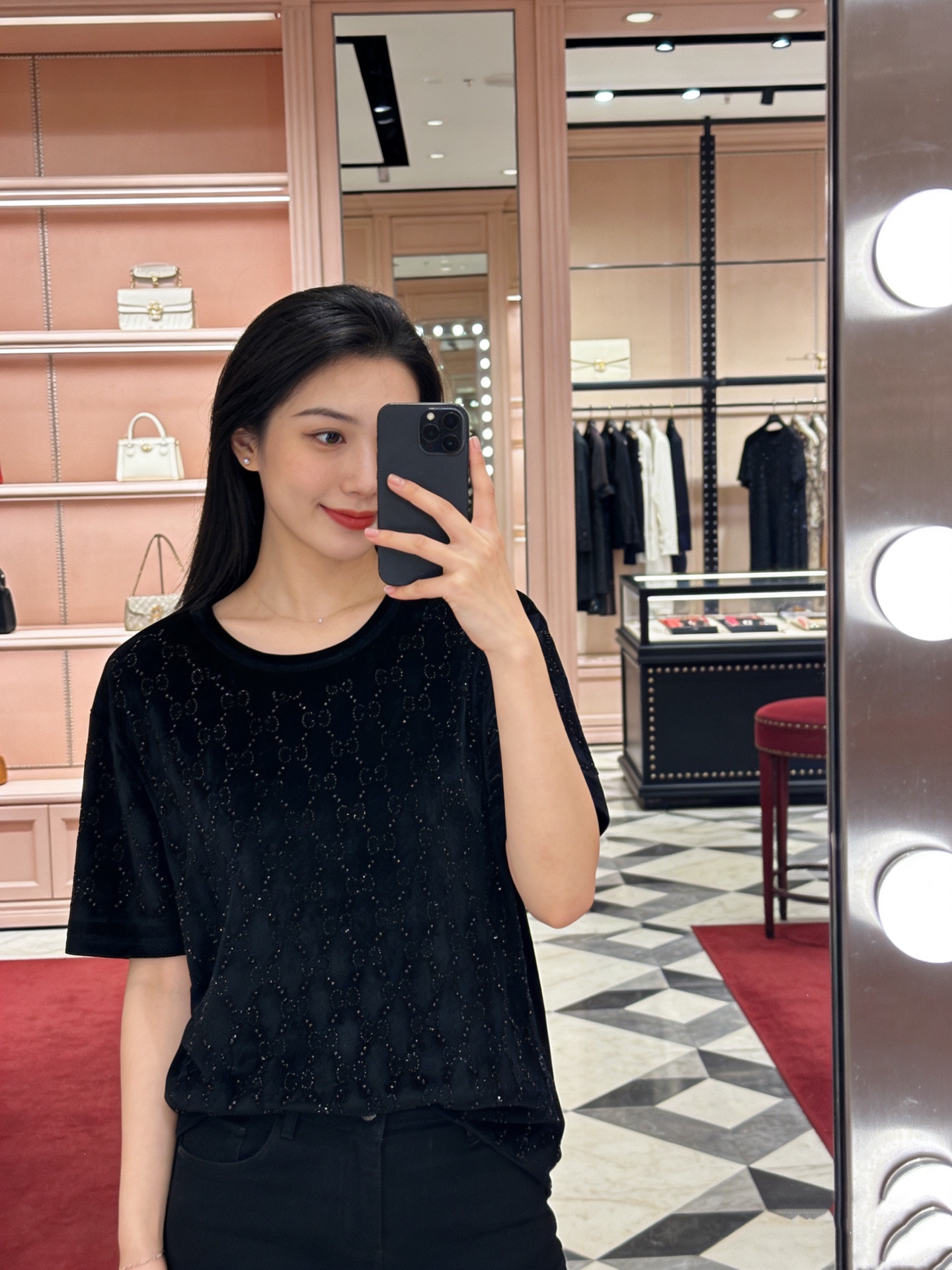 NO:738249,Model No. G26022943 GUCC* 2026 new custom velvet fabric, all-over GG letter logo high-temperature hot-drilling process, high-end fashionable round neck short-sleeved t-shirt velvet top!  It is normal for the diamonds to fall off slightly during the hot-drying process. Gray, brown, black, (M size shoulder width 43, chest 98, sleeve length 20, clothing length 63) hair, gucci, T-shirt, tees, t-shirt,19860909款号G26022943 GUCC*2026年新款定制丝绒面料通体GG字母logo高温烫钻工艺、高级感时尚圆领短袖t恤丝绒上衣！ 烫钻工艺偶有轻微掉钻属正常现象哦 灰色、棕色、黑色、 （M码肩宽43,胸围98,袖长20,衣长63）发,,gucci,T-shirt,tees，t-shirt,,Women's clothing