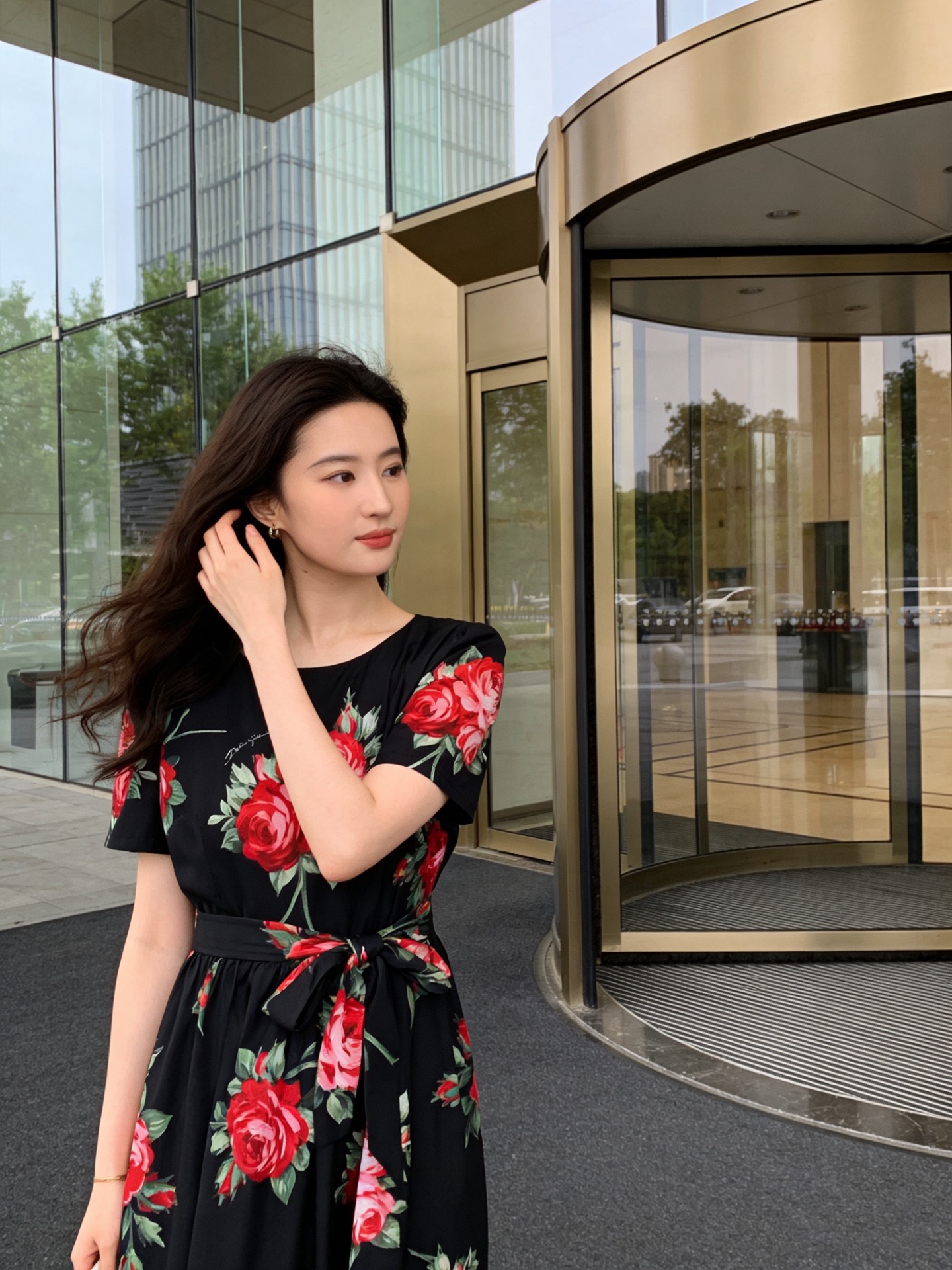 款号G 𝐃𝐨𝐥𝐜𝐞&𝐠𝐚𝐛𝐛𝐚𝐧𝐚杜嘉班纳DG*新款 红花🍃绿叶图案印花压褶拼接大裙摆收腰显瘦中长款圆领