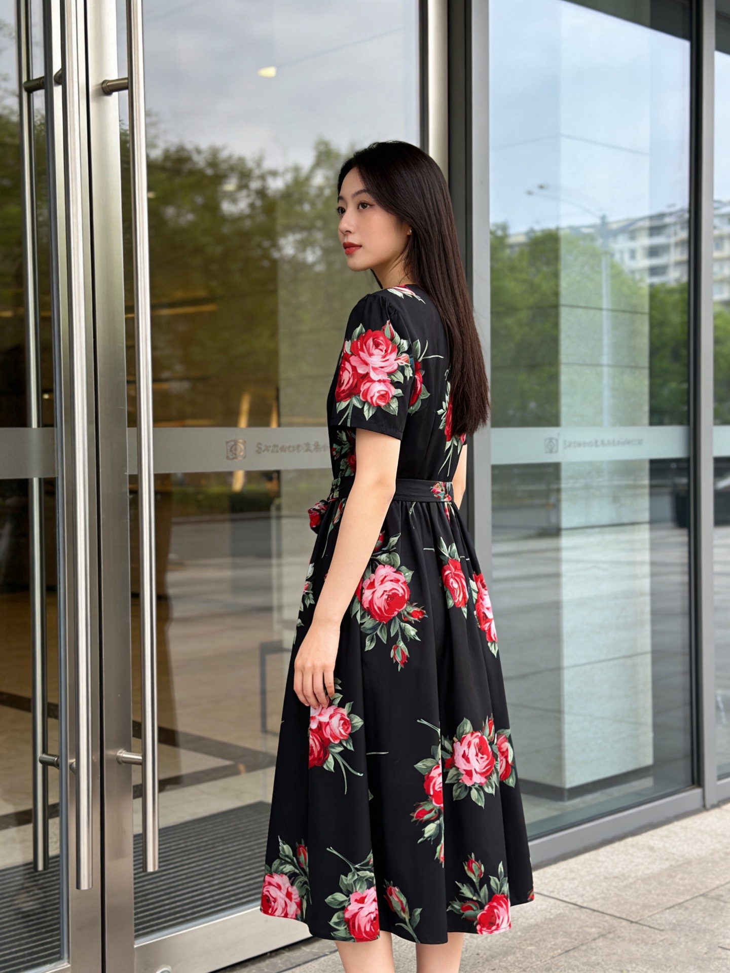 款号G 𝐃𝐨𝐥𝐜𝐞&𝐠𝐚𝐛𝐛𝐚𝐧𝐚杜嘉班纳DG*新款 红花🍃绿叶图案印花压褶拼接大裙摆收腰显瘦中长款圆领