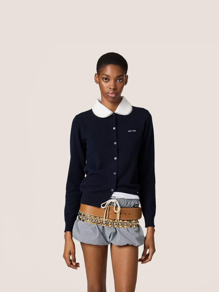 NO:722920,The girl of the highest version on the market inspects the goods, trims the three marks on the threads, and delivers the goods. If you want quality and service, please add me on WeChat. We will not accept urgent orders. Model No. G26022943 MIUMI*U Miaojia's new high-end version on the market in early spring. The girl will inspect the goods, trim the three marks on the threads, and ship the goods. If you want quality and service, please add me on WeChat. We will not accept urgent orders. High-end customized wool yarn fabric is soft and skin-friendly!  Personalized design of detachable doll collar letter logo badge button placket long-sleeved knitted cardigan top!  Navy blue, (M size shoulder width 37, bust 92, sleeve length 64, dress length 59), Miu Miu-clothing, miumiu,19860909市面最高版本小妹验货、修剪线头上三标、发货可发图及拍视频,要品质要服务的加我微信,不接急单.款号G26022943 MIUMI*U缪家早春新市面最高版本小妹验货、修剪线头上三标、发货可发图及拍视频,要品质要服务的加我微信,不接急单.款 高端定制羊毛纱线面料柔软亲肤！个性设计可拆卸娃娃领字母logo胸章系扣门襟长袖针织开衫上衣！藏青色,（M码肩宽37,胸围92,袖长64,衣长59）,缪缪-服装,miumiu,,Women's clothing