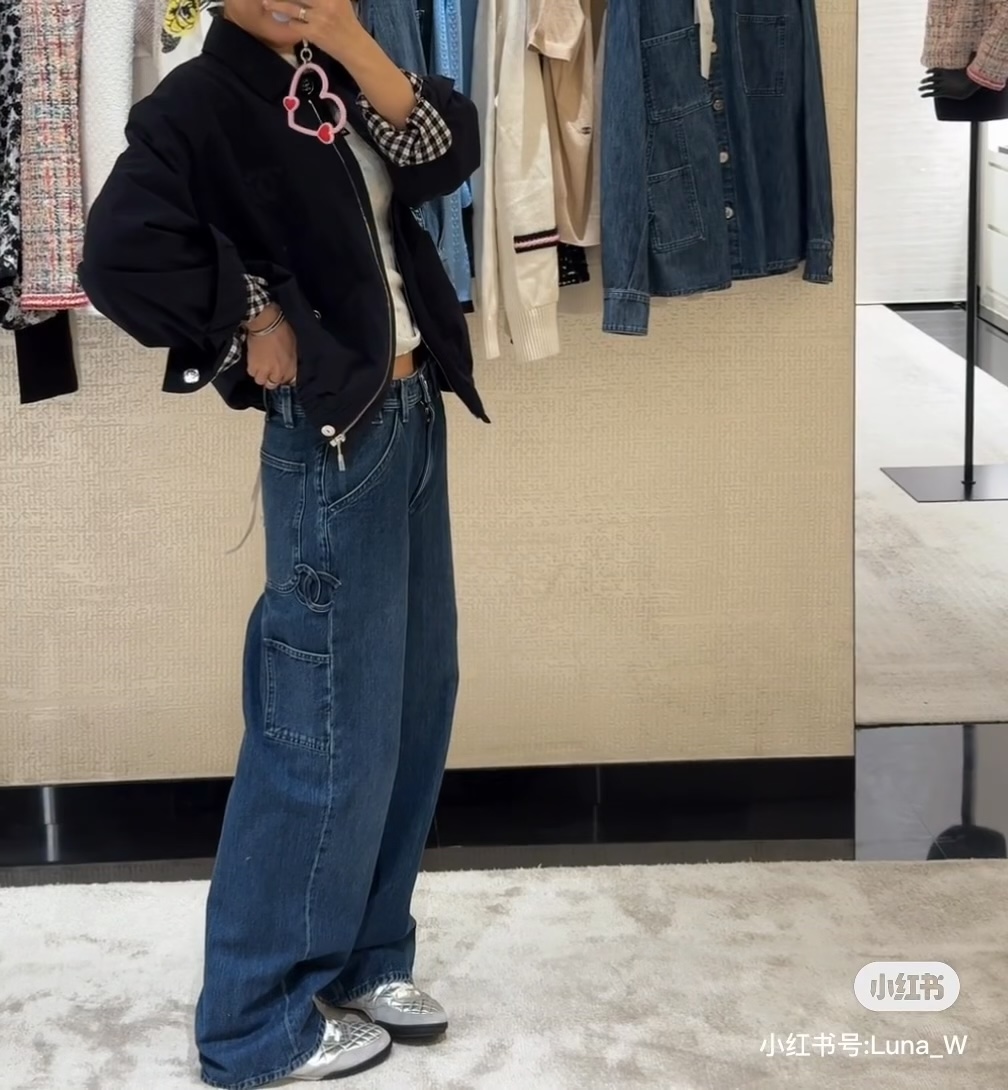 NO:740165,Style number G26030472 CHANE*L new model is available at Xiaoxiang counters simultaneously!  Double C design workwear with large pockets, fashionable and versatile loose wide-leg jeans and trousers!  Dark blue, white, (M size waist 72, hip 100, pants length 108) hair,,chanel,jeans,19860909款号G26030472 CHANE*L新款 小香专柜同步上新！双C设计工装大口袋时尚百搭宽松阔腿牛仔裤长裤！深蓝色、白色、（M码腰围72,臀围100,裤长108）发,,chanel,jeans,,Women's clothing