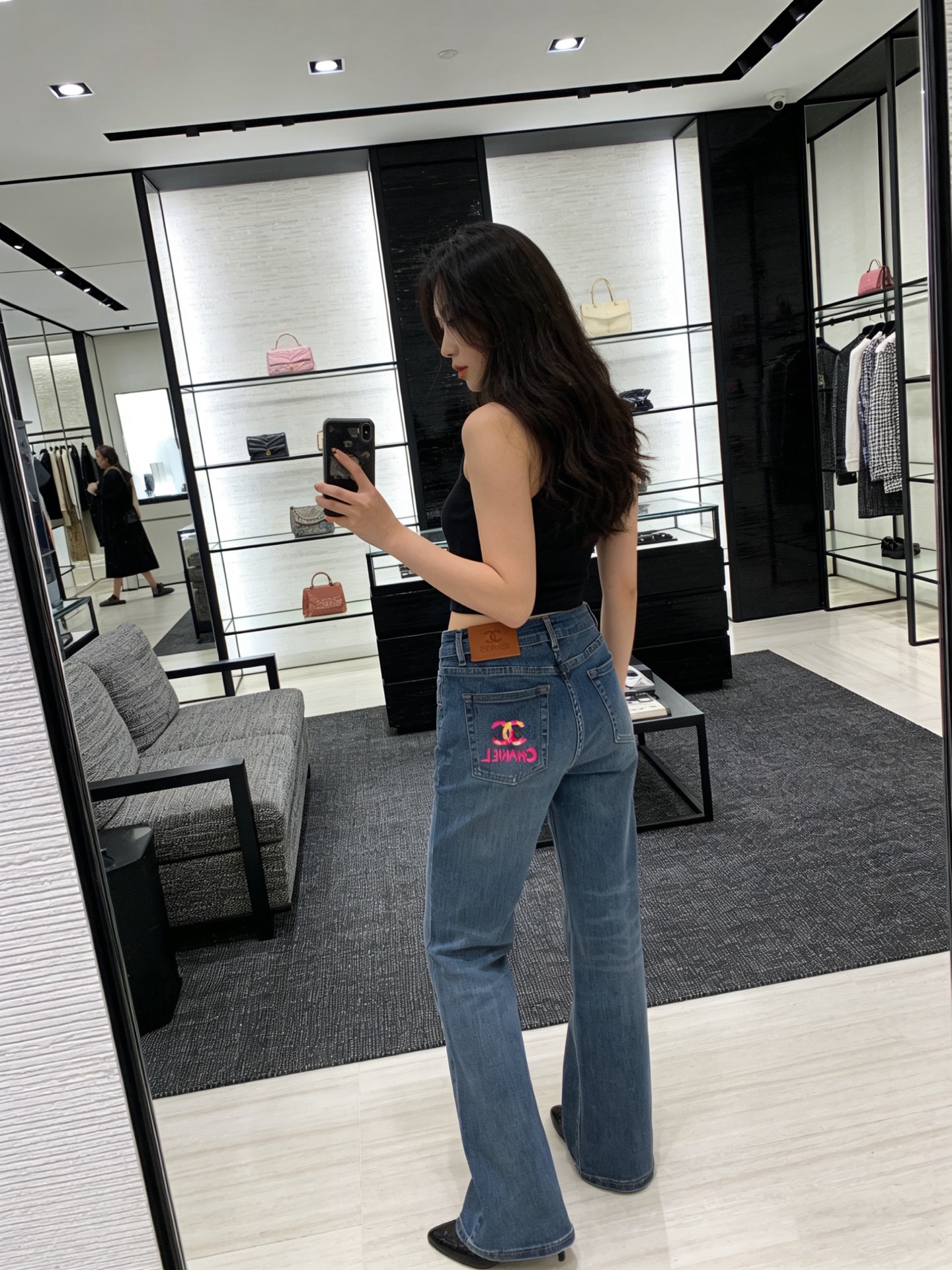 NO:740582,Model No. G26030642 CHANE*L new model, high-end customized washed stretch soft denim fabric, double C letter gold hardware, painted logo printing, slim fit, micro-flared long jeans!  26-27-28-29-30 (size 27 waist 68, hip 82, pants length 101/waist ±2) hair,,chanel,jeans,19860909款号G26030642 CHANE*L新款 高端定制洗水弹力软牛仔面料、采用双C字母金色五金配件、彩绘logo印花修身显瘦微喇叭牛仔裤长款！26-27-28-29-30（27码腰围68,臀围82,裤长101/腰围±2）发,,chanel,jeans,,Women's clothing