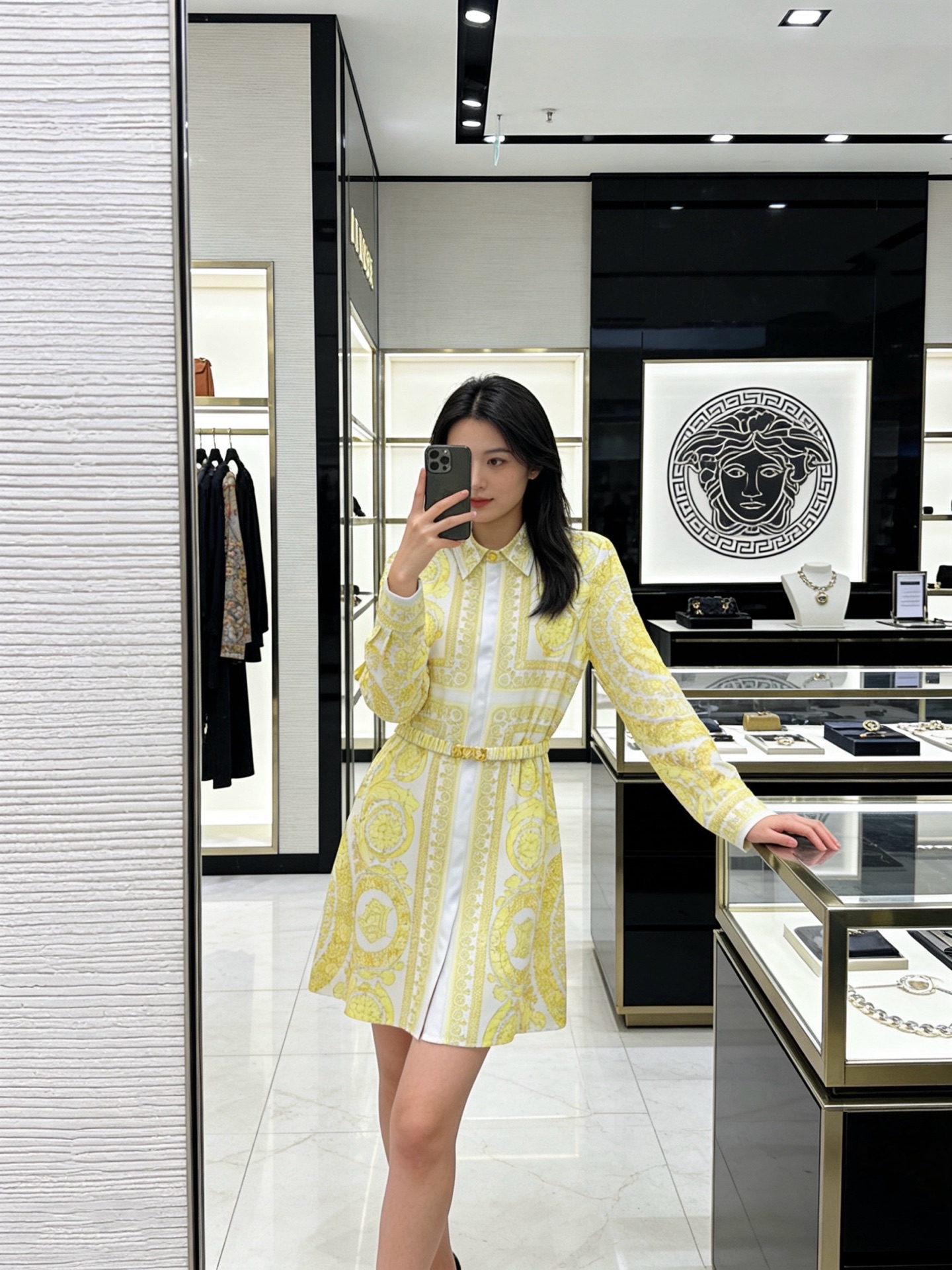 NO:743089,The highest version on the market has a little girl who inspects the goods, trims the three marks on the threads, pictures of the goods and takes videos. If you want quality and service, add me on WeChat. We do not accept urgent orders. Model No. D26030645 VERSAC* The new highest version on the market. The little girl inspects the goods, trims the three marks on the threads, pictures of the goods and takes videos. If you want quality and service, add me on WeChat. We do not accept urgent orders.  Classic Medusa head gold buckle, baroque fashion retro print loose and versatile buttoned lapel long-sleeved shirt dress with belt!  (M size shoulder width 39, bust 96, sleeve length 60, skirt length 88), Versace-clothing,versace,versace,skirts,19860909市面最高版本小妹验货、修剪线头上三标、货可图及拍视频,要品质要服务的加我微信,不接急单.款号D26030645 VERSAC*新市面最高版本小妹验货、修剪线头上三标、货可图及拍视频,要品质要服务的加我微信,不接急单.款 经典美杜莎头像金扣、巴洛克时尚复古印花宽松百搭系扣翻领长袖衬衣连衣裙配腰带！ （M码肩宽39,胸围96,袖长60,裙长88）,范思哲-服装,versace,versace,skirts,,Women's clothing