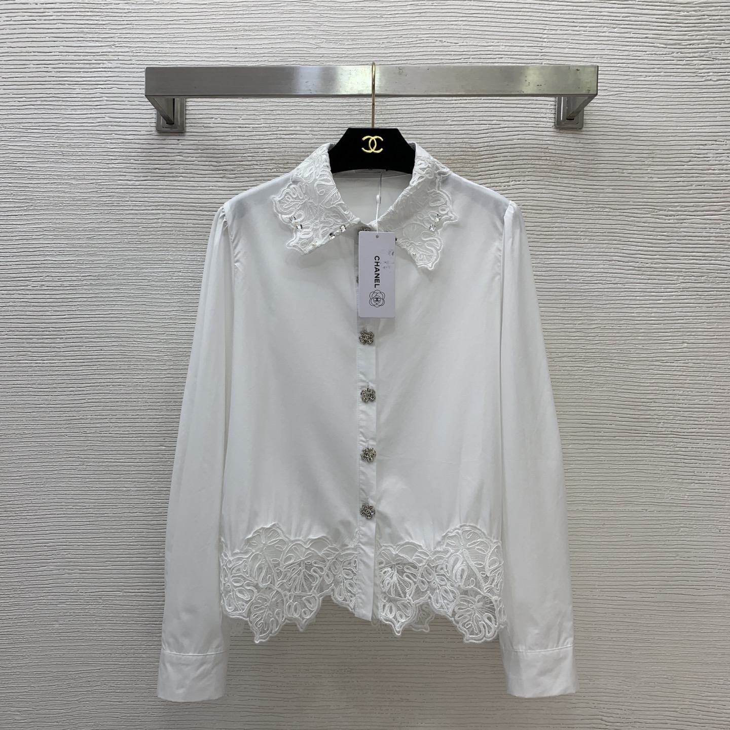 NO:751884,Style No. D26031186 Chane* early spring new custom lace stitching diamond bead decoration, four-leaf clover buttons, sweet temperament, long-sleeved cotton shirt!  White, (M size shoulder width 38, bust 108, sleeve length 64, dress length 62),,chanel,19860909款号D26031186 Chane*早春新款定制蕾丝花边拼接钻珠装饰、四叶草纽扣气质甜美长袖纯棉衬衣！白色,（M码肩宽38,胸围108,袖长64,衣长62）,,chanel,,Women's clothing