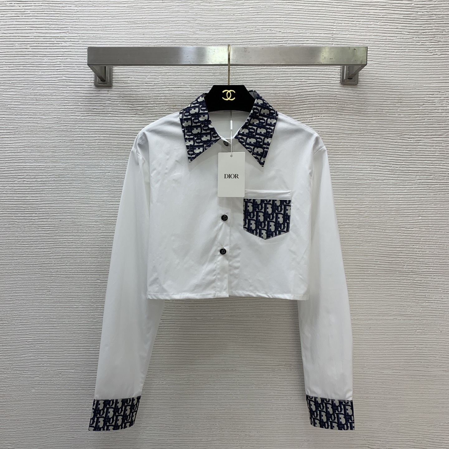 NO:751863,Style No. D26031284 Dio*’s new custom-made pure cotton fabric, letter logo presbyopia stitching, fashionable and playful lapel long-sleeved short cotton shirt!  Black, white, (M size shoulder width 44, bust 100, sleeve length 60, dress length 41) approved,, dior,19860909款号D26031284 Dio*新款定制纯棉面料、字母logo老花拼接时尚俏皮翻领长袖短款棉衬衣！黑色、白色、（M码肩宽44,胸围100,袖长60,衣长41）批上,,dior,,Women's clothing