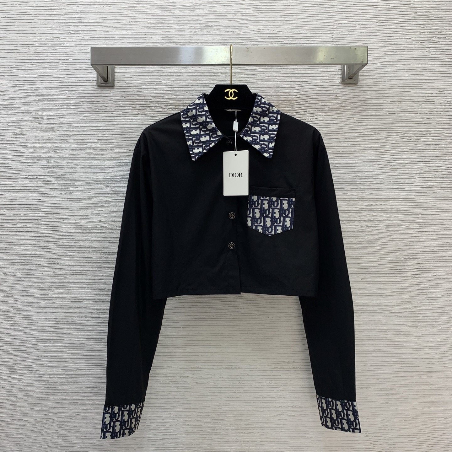 NO:751859,Style No. D26031284 Dio*’s new custom-made pure cotton fabric, letter logo presbyopia stitching, fashionable and playful lapel long-sleeved short cotton shirt!  Black, white, (M size shoulder width 44, bust 100, sleeve length 60, dress length 41) approved,, dior,19860909款号D26031284 Dio*新款定制纯棉面料、字母logo老花拼接时尚俏皮翻领长袖短款棉衬衣！黑色、白色、（M码肩宽44,胸围100,袖长60,衣长41）批上,,dior,,Women's clothing