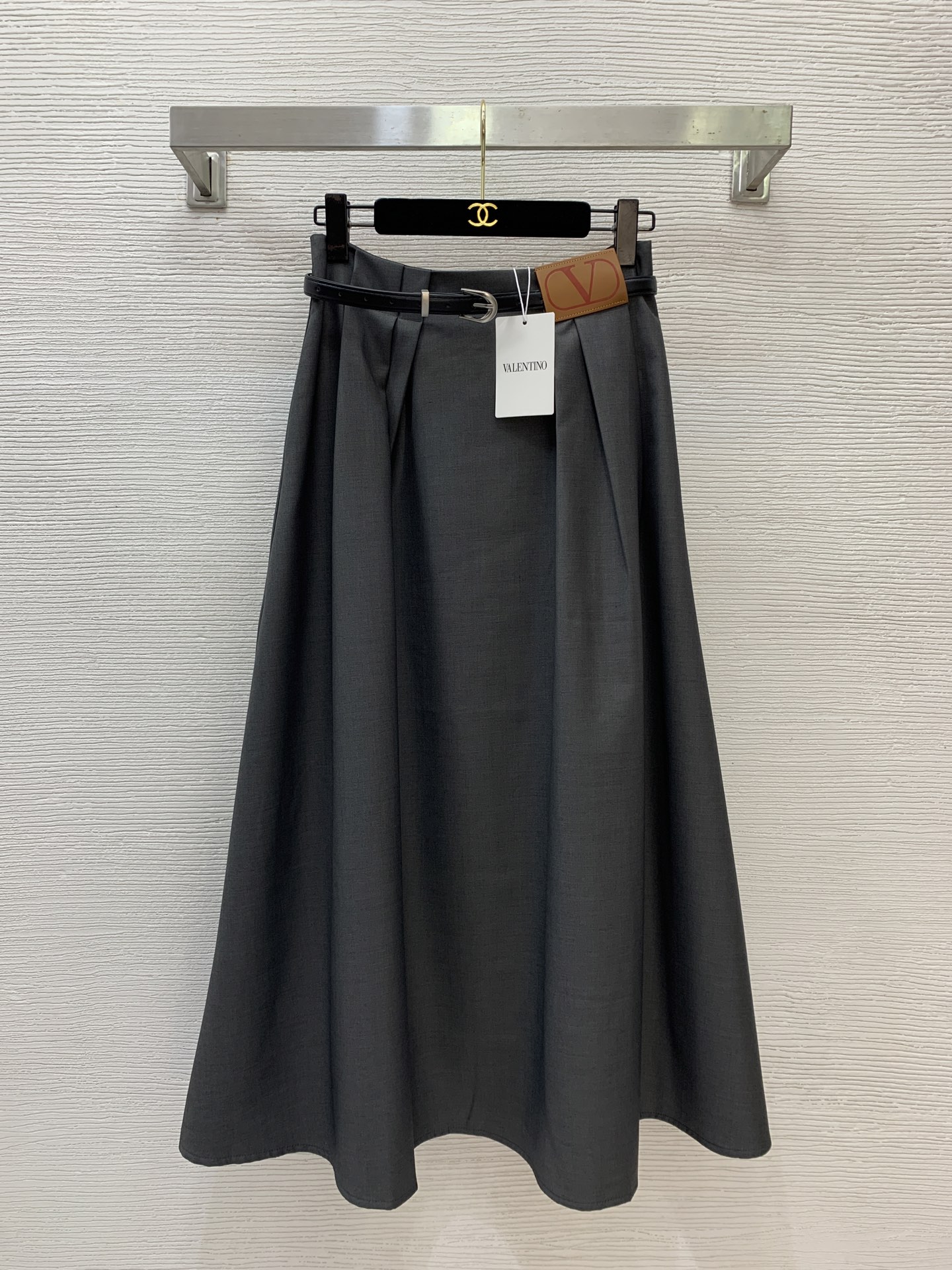 NO:752438,Model No. G26031228 VALENTIN*O Warren's new high-end customized leather logo logo decoration pockets on both sides, pleated high-waisted slim long skirt!  Gray, black, (M size waist 68, skirt length 89) batch,,valentino,valentino,skirts,19860909款号G26031228 VALENTIN*O华伦家新款 高端定制皮革logo徽标装饰两侧口袋压褶高腰显瘦长款半身裙！灰色、黑色、 （M码腰围68,裙长89）批,,valentino,valentino,skirts,,Women's clothing