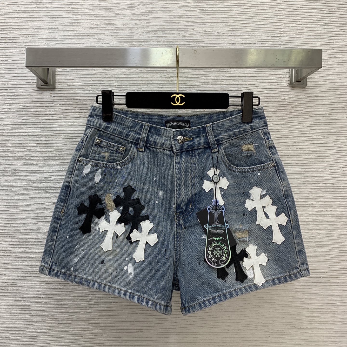 NO:752436,Style number G26031287 Chrome Hear*s Chrome Hear*s 2026 spring and summer new style, high-end customized washed denim cotton fabric, leather cross classic logo, graffiti frayed craftsmanship, fashionable and versatile denim shorts!  (M size waist 72, hips 102, pants length 34) batch,,chrome hearts,chrome hearts,shorts,19860909款号G26031287 Chrome Hear*s克罗心2026春夏新款 高端定制洗水牛仔棉面料、皮革十字架经典标志、涂鸦磨破工艺时髦百搭牛仔短裤！（M码腰围72,臀围102,裤长34）批,,chrome hearts,chrome hearts,shorts,,Women's clothing