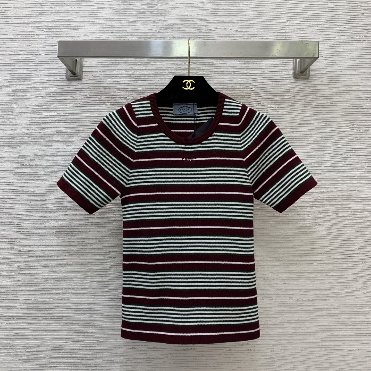 NO:752435,Model No. G26031284 Prad* new high-end customized P family letter logo embroidered logo contrasting color striped elastic slim knitted sweater short-sleeved top!  Pink, green, (M size bust 62, sleeve length 25, dress length 56) batch,, prada, T-shirt,19860909款号G26031284 Prad*新款 高端定制P家字母logo刺绣标志撞色间条纹弹力修身针织衫短袖上衣！粉色、绿色、（M码胸围62,袖长25,衣长56）批,,prada,T-shirt,,Women's clothing