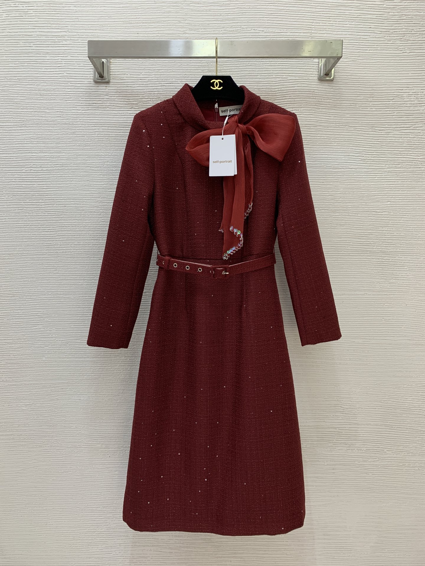 NO:751896,Style No. G26031072 Self-portrai* New SP Home high-end customized sequined woven slubby small fragrance fabric, bow tie decoration waist slimming stand-up collar long-sleeved dress with belt!  Burgundy, ~ (M size shoulder width 37 with shoulder pads, bust 88, waist 74, sleeve length 54, skirt length 103) batch,,skirts,19860909款号G26031072 Self-portrai*新款SP家高端定制亮片编织粗纺小香风面料、蝴蝶结绑带装饰收腰显瘦立领长袖连衣裙配腰带！酒红色,~（M码肩宽37有垫肩,胸围88,腰围74,袖长54,裙长103）批,,skirts,,Women's clothing