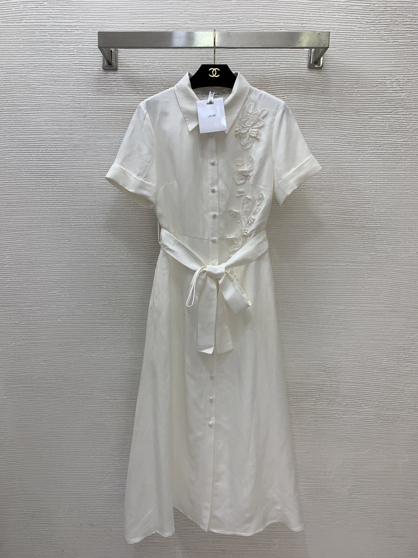 NO:752412,Model No. G26031216 Dio*’s new high-end customized linen blended high-quality fabric, three-dimensional appliqué embroidery decoration, single-breasted front and slim waist, cuffed short-sleeved lapel shirt dress!  Blue, white, (S size shoulder width 36, bust 84, waist 74, sleeve length 20, skirt length 122) batch, dior, skirts, shirts, T-shirt,19860909款号G26031216 Dio*新款高端定制亚麻混纺优质面料、立体贴花刺绣装饰单排扣前襟收腰显瘦翻边短袖翻领衬衫连衣裙！蓝色、白色、 （S码肩宽36,胸围84,腰围74,袖长20,裙长122）批,,dior,skirts,shirts,T-shirt,,Women's clothing