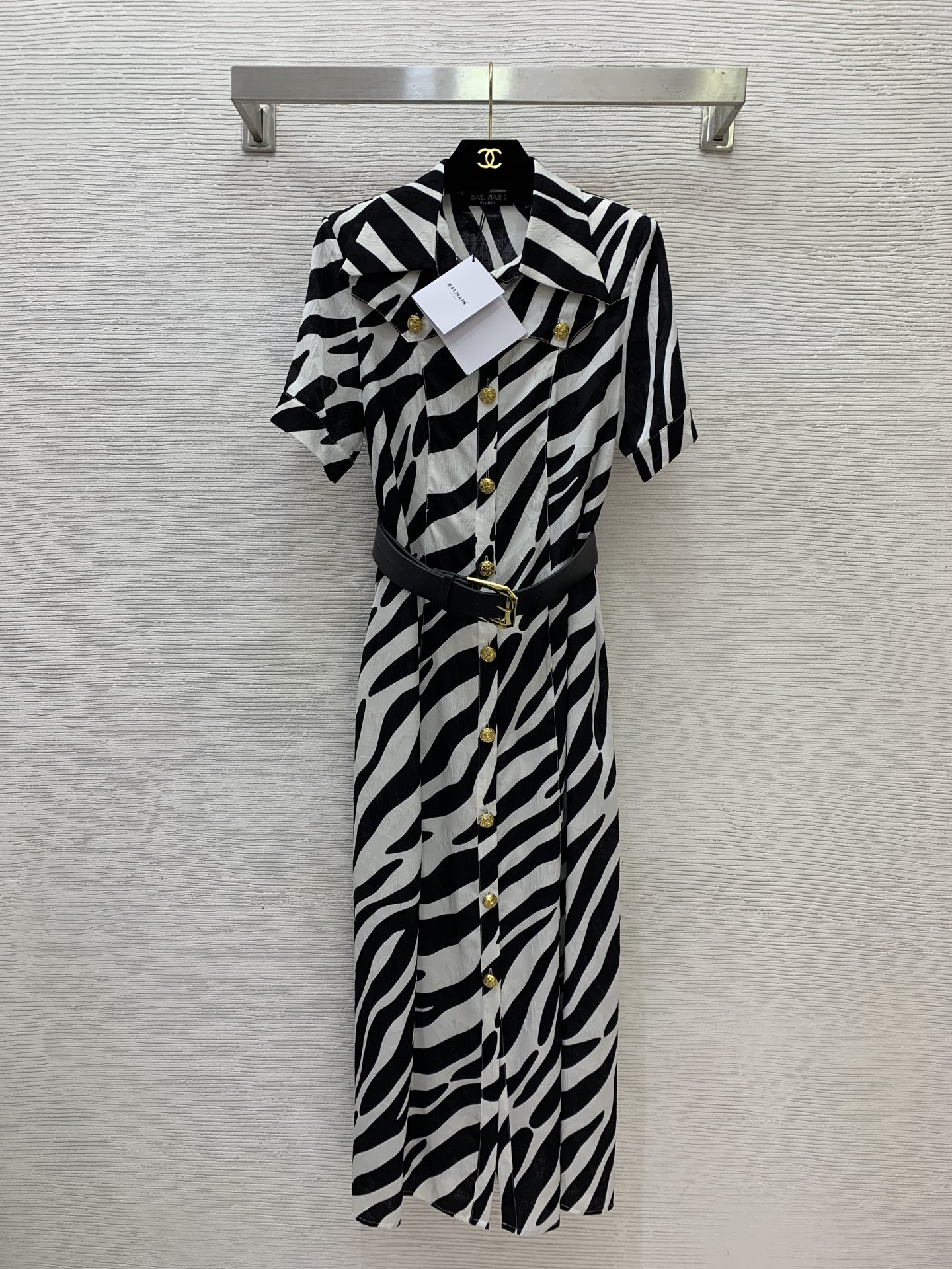 NO:751456,Style No. G26074 BALMAI* BALMAI's new high-end customized zebra pattern retro print loose and fashionable button placket lapel with belt to tighten the waist and slim down the short-sleeved shirt dress!  (S size S shoulder width 38 with shoulder pads, bust 86, sleeve length 26, skirt length 127) batch,,balmain,skirts,shirts,T-shirt,19860909款号G26074 BALMAI*巴曼新款高端定制 斑马纹复古印花宽松时尚系扣门襟翻领搭配腰带收腰显瘦短袖衬衫连衣裙！ （S码肩宽38有垫肩,胸围86,袖长26,裙长127）批,,balmain,skirts,shirts,T-shirt,,Women's clothing