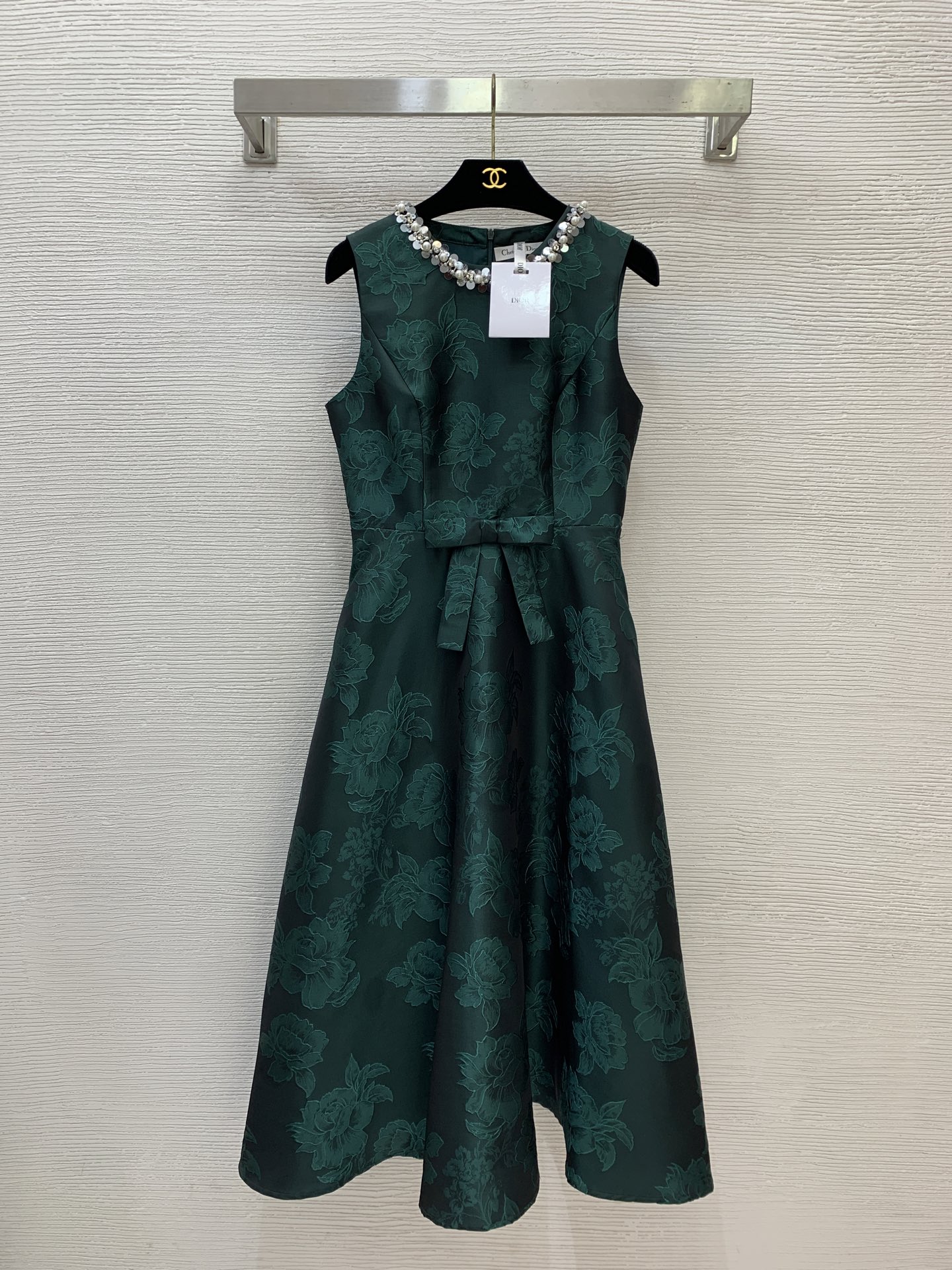 NO:744520,The girl of the highest version on the market will inspect the goods, trim the three marks on the threads, and ship the goods. If you want quality and service, please add me on WeChat. We will not accept urgent orders. Model No. G26031252 Dio* The new highest version of the girl on the market will inspect the goods, trim the three marks on the threads, and ship the goods. If you want quality and service, please add me on WeChat. We will not accept urgent orders. High-end custom-made retro jacquard fabrics are crisp and stylish!  Heavy industry studded with diamond sequins, neckline decorated with bows at the waist, big skirt, long hem banquet dress, sleeveless vest, the highest version on the market. The girl will inspect the goods, trim the three marks on the threads, and ship the goods. You can send pictures and videos. If you want quality and service, add me on WeChat. We will not accept urgent orders. This dress!  Red, green, (S size bust 86, waist 70, skirt length 118), Dior-clothing, dior, dior, skirts,19860909市面最高版本小妹验货、修剪线头上三标、发货可发图及拍视频,要品质要服务的加我微信,不接急单.款号G26031252 Dio*新市面最高版本小妹验货、修剪线头上三标、发货可发图及拍视频,要品质要服务的加我微信,不接急单.款 高端定制复古提花面料版型挺括有型！重工镶钻珠片领口装饰腰间蝴蝶结大裙摆宴会礼服裙无袖背心长市面最高版本小妹验货、修剪线头上三标、发货可发图及拍视频,要品质要服务的加我微信,不接急单.款连衣裙！红色、绿色、 （S码胸围86,腰围70,裙长118）,迪奥-服装,dior,dior,skirts,,Women's clothing