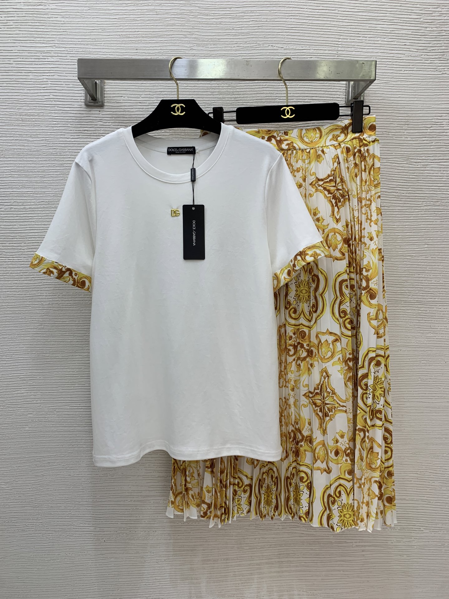 NO:751467,Style number D26031058 & Dolce & Gabbana DG* new fashion retro print two-piece suit!  Loose and versatile color-blocked cuffs, round neck short-sleeved T-shirt top, high-waist pleated pleated long skirt!  (L size shoulder width 41, bust 98, sleeve length 22, dress length 65; waist 70 back elastic, skirt length 82) batch,,Dolce&Gabbana,skirts,T-shirt,tees,t-shirt,19860909款号D26031058 &杜嘉班纳DG*新款时尚复古印花两件套装！宽松百搭拼色袖口圆领短袖t恤上衣高腰压褶百褶长款半身裙！ （L码肩宽41,胸围98,袖长22,衣长65；腰围70后背可弹力,裙长82）批,,Dolce&Gabbana,skirts,T-shirt,tees，t-shirt,,Women's clothing