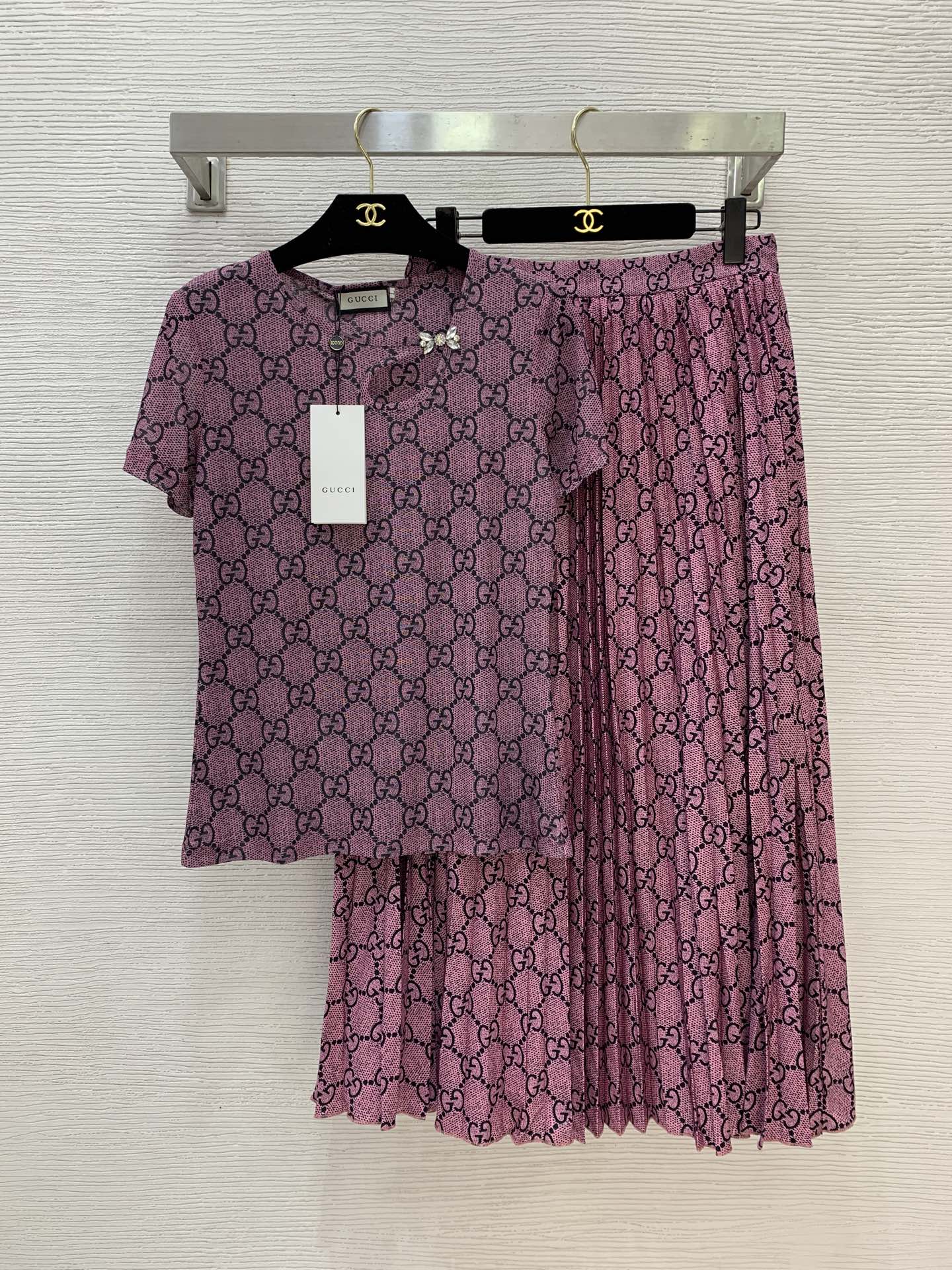 NO:750533,Style number D26030972 GUCC* new European and American fashion two-piece suit!  Water drop hollowed out diamond bow decoration slim fit short-sleeved T-shirt top elastic waist pressed pleated skirt long skirt!  Pink purple, khaki, (L size shoulder width 36, bust 86, sleeve length 18, length 59 fabric is elastic; waist 72 back is elastic, skirt length 87) batch,, gucci, skirts, T-shirt, tees, t-shirt,19860909款号D26030972 GUCC*新款欧美时尚两件套装！水滴挖空镶钻蝴蝶结装饰修身显瘦短袖t恤上衣松紧腰压褶百褶裙长款半身裙！粉紫色、卡其色、 （L码肩宽36,胸围86,袖长18,衣长59面料有弹力；腰围72后背可弹力,裙长87）批,,gucci,skirts,T-shirt,tees，t-shirt,,Women's clothing