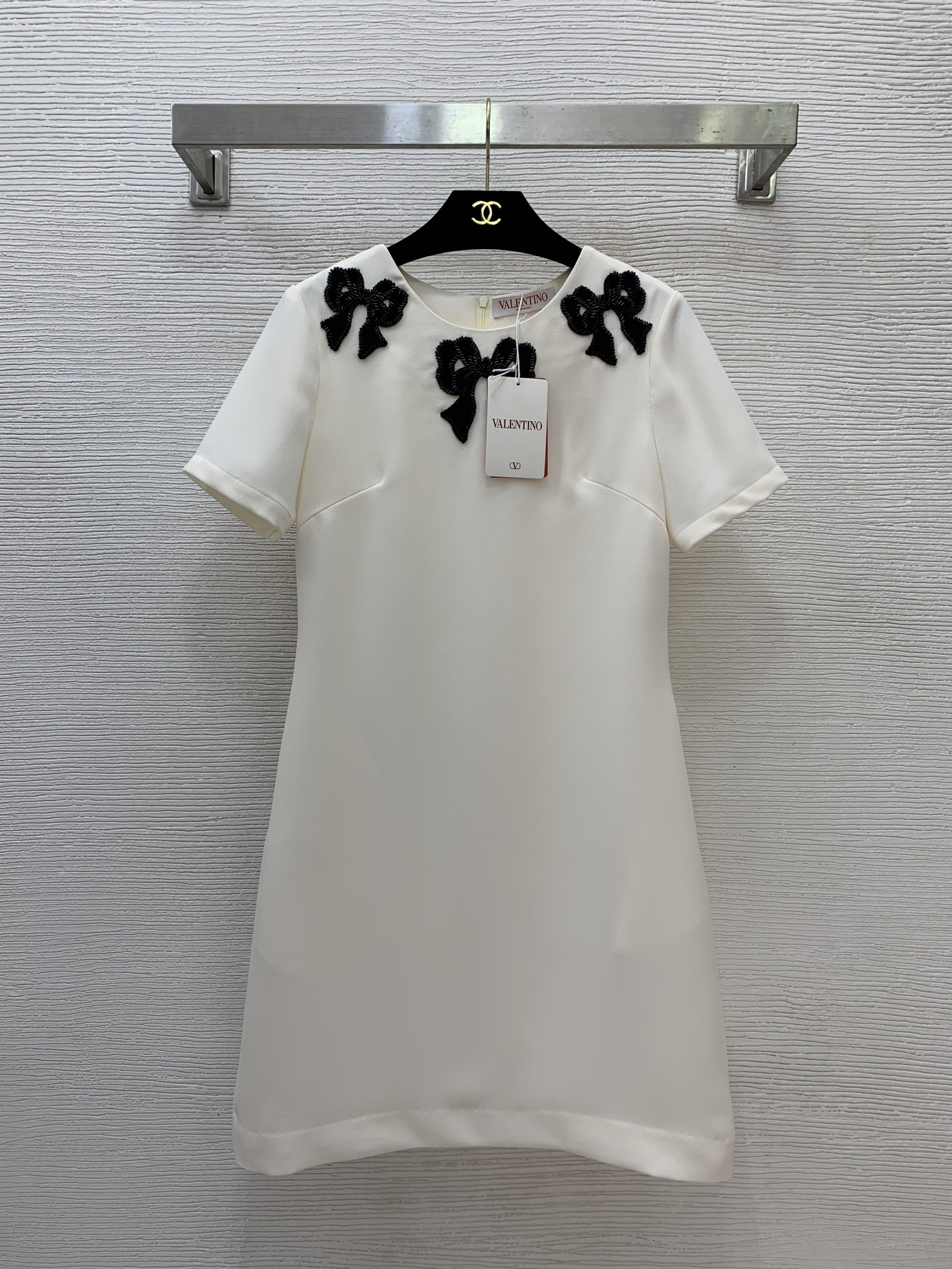 NO:751452,Model No. G26031073 VALENTIN*O Warren's new high-end customized heavy-duty bow beaded decorative slim-fitting short-sleeved dress!  Black, beige, (S size shoulder width 36, bust 86, sleeve length 21, skirt length 88),,valentino,valentino,skirts,T-shirt,19860909款号G26031073 VALENTIN*O华伦家新款 高端定制重工蝴蝶结钉珠装饰修身显瘦短袖连衣裙！黑色、米色、 （S码肩宽36,胸围86,袖长21,裙长88）,,valentino,valentino,skirts,T-shirt,,Women's clothing