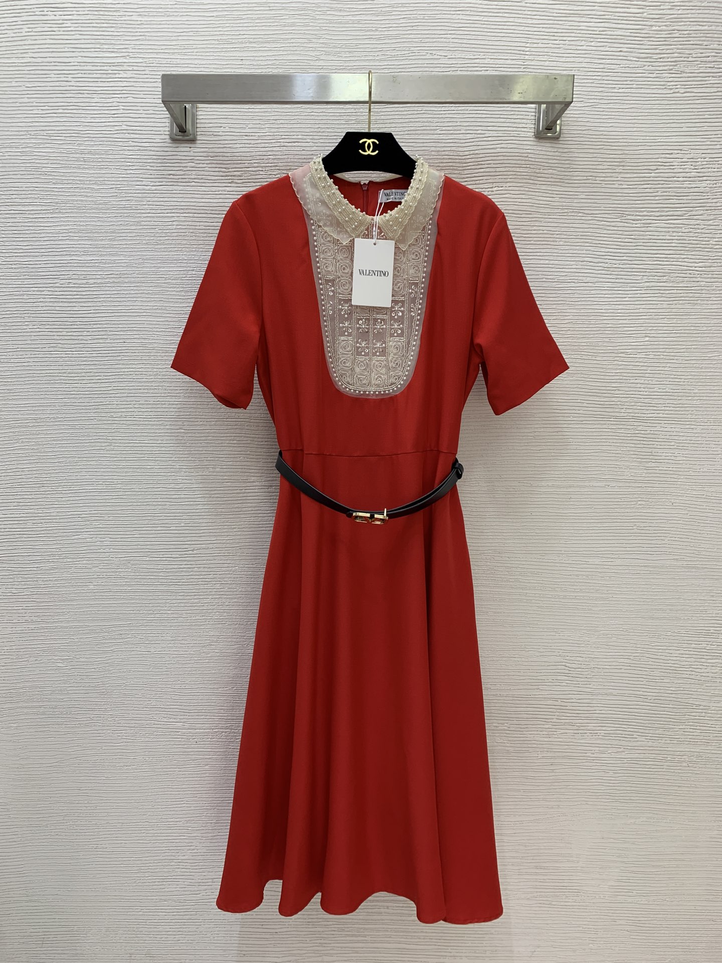 NO:750581,Model No. G26030929 VALENTIN*O Warren's new custom-made heavy beaded decorative doll collar contrasting color stitching waist slimming mid-length short-sleeved dress with large hem!  Black, red, (M size shoulder width 40, bust 92, waist 80, sleeve length 25, skirt length 110) batch,,valentino,valentino,skirts,T-shirt,19860909款号G26030929 VALENTIN*O华伦家新款定制重工珠片装饰娃娃领撞色拼接收腰显瘦中长款大摆短袖连衣裙！黑色,红色,（M码肩宽40,胸围92,腰围80,袖长25,裙长110）批,,valentino,valentino,skirts,T-shirt,,Women's clothing