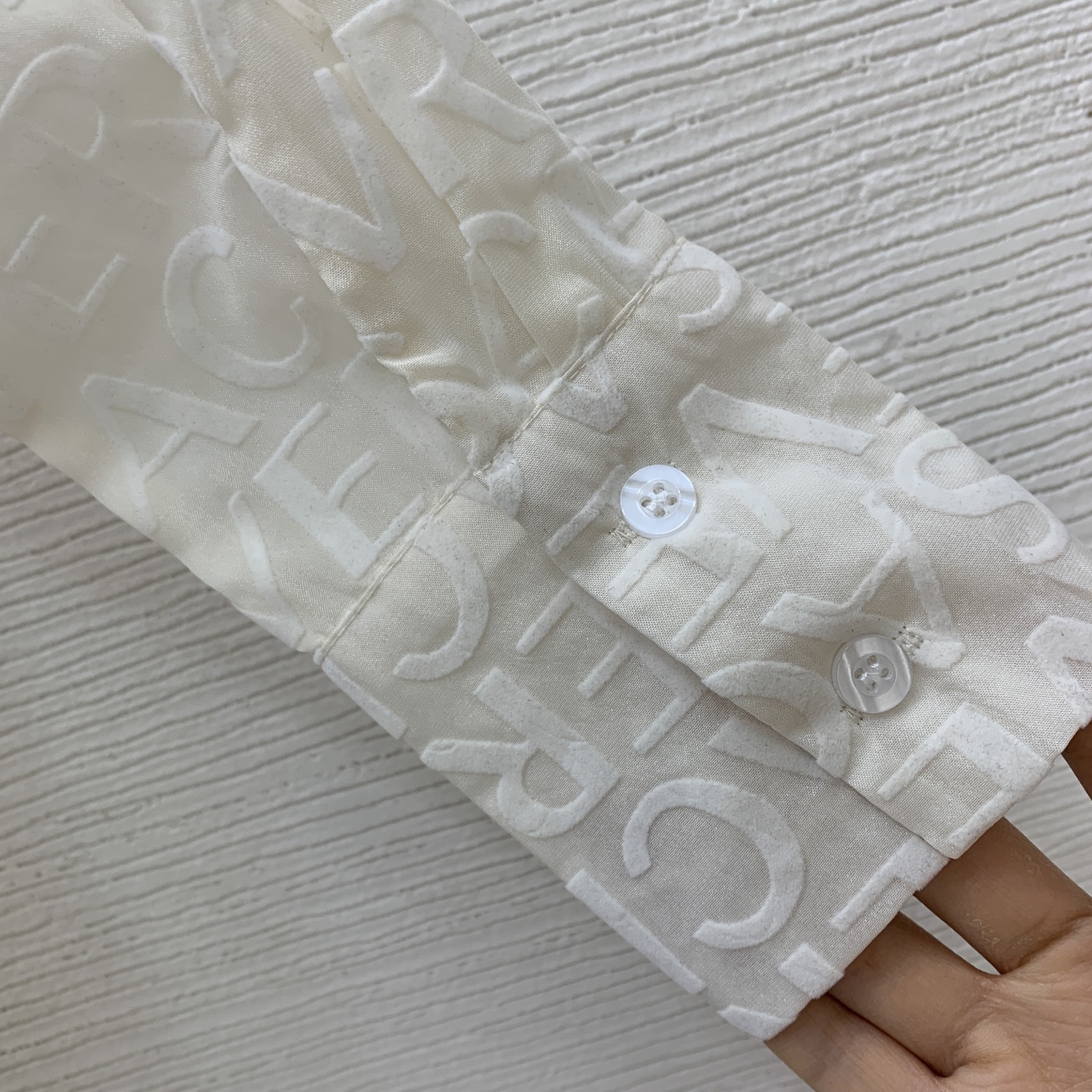 款号D VERSAC*新款定制通体字母logo植绒工艺、小心机性感透视宽松时尚系扣门襟翻领长袖衬衣！杏色