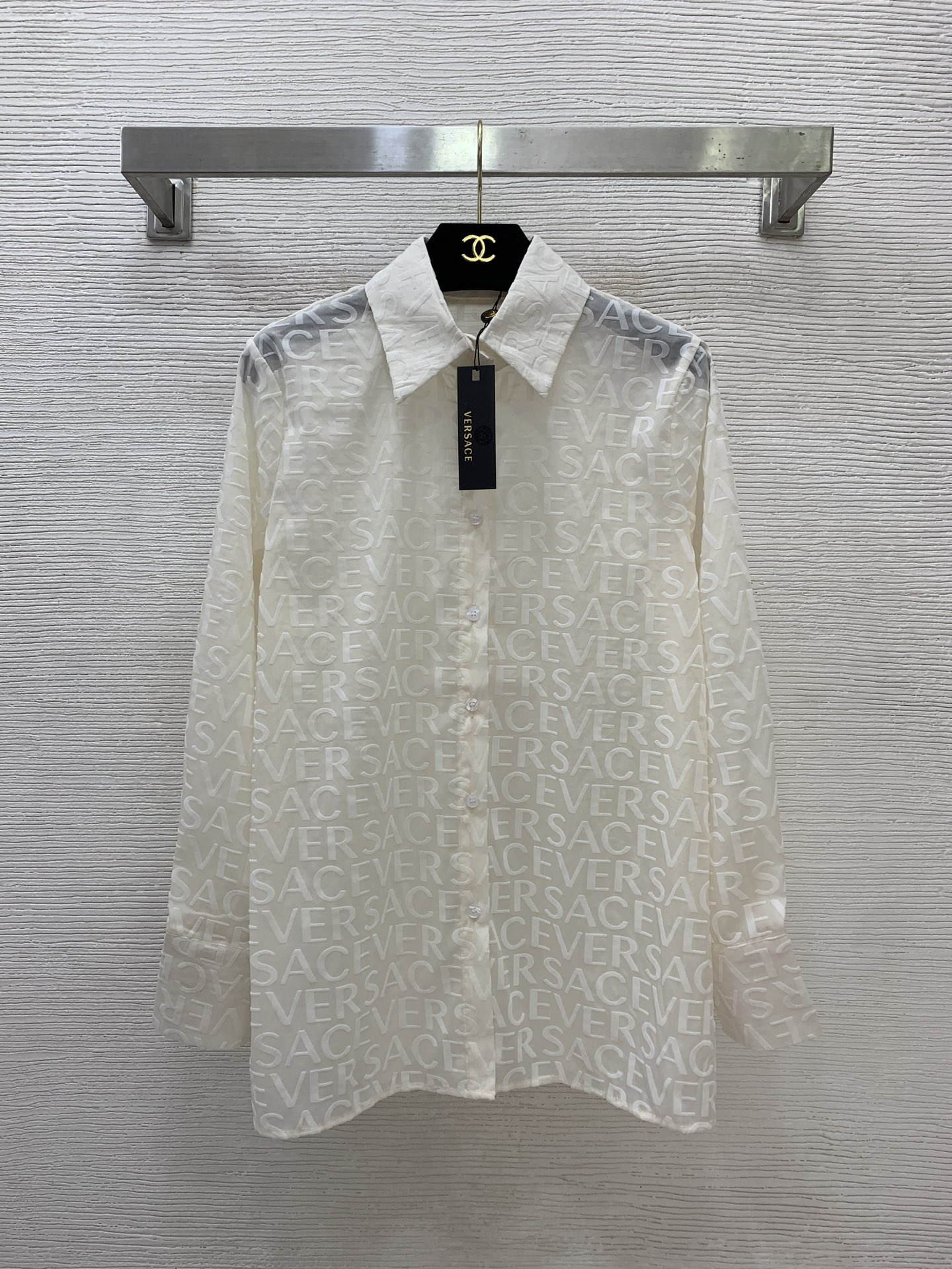 NO:744572,The highest version on the market, the girl will inspect the goods, trim the three marks on the threads, and ship the goods. If you want quality or service, please add me on WeChat. We will not accept urgent orders. Model No. D26031042  VERSAC* is the latest and highest version on the market. The girl will inspect the goods, trim the three marks on the threads, and ship the goods. You can send pictures and take videos. If you want quality or service, please add me on WeChat. We will not accept urgent orders. Customized all-over letter logo flocking process, careful and sexy see-through loose and fashionable button placket lapel long-sleeved shirt!  Apricot, black, (M size shoulder width 38, bust 100, sleeve length 59, dress length 69), Versace-clothing,versace,versace,19860909市面最高版本小妹验货、修剪线头上三标、发货可发图及拍视频,要品质要服务的加我微信,不接急单.款号D26031042 VERSAC*新市面最高版本小妹验货、修剪线头上三标、发货可发图及拍视频,要品质要服务的加我微信,不接急单.款定制通体字母logo植绒工艺、小心机性感透视宽松时尚系扣门襟翻领长袖衬衣！杏色、黑色、 （M码肩宽38,胸围100,袖长59,衣长69）,范思哲-服装,versace,versace,,Women's clothing