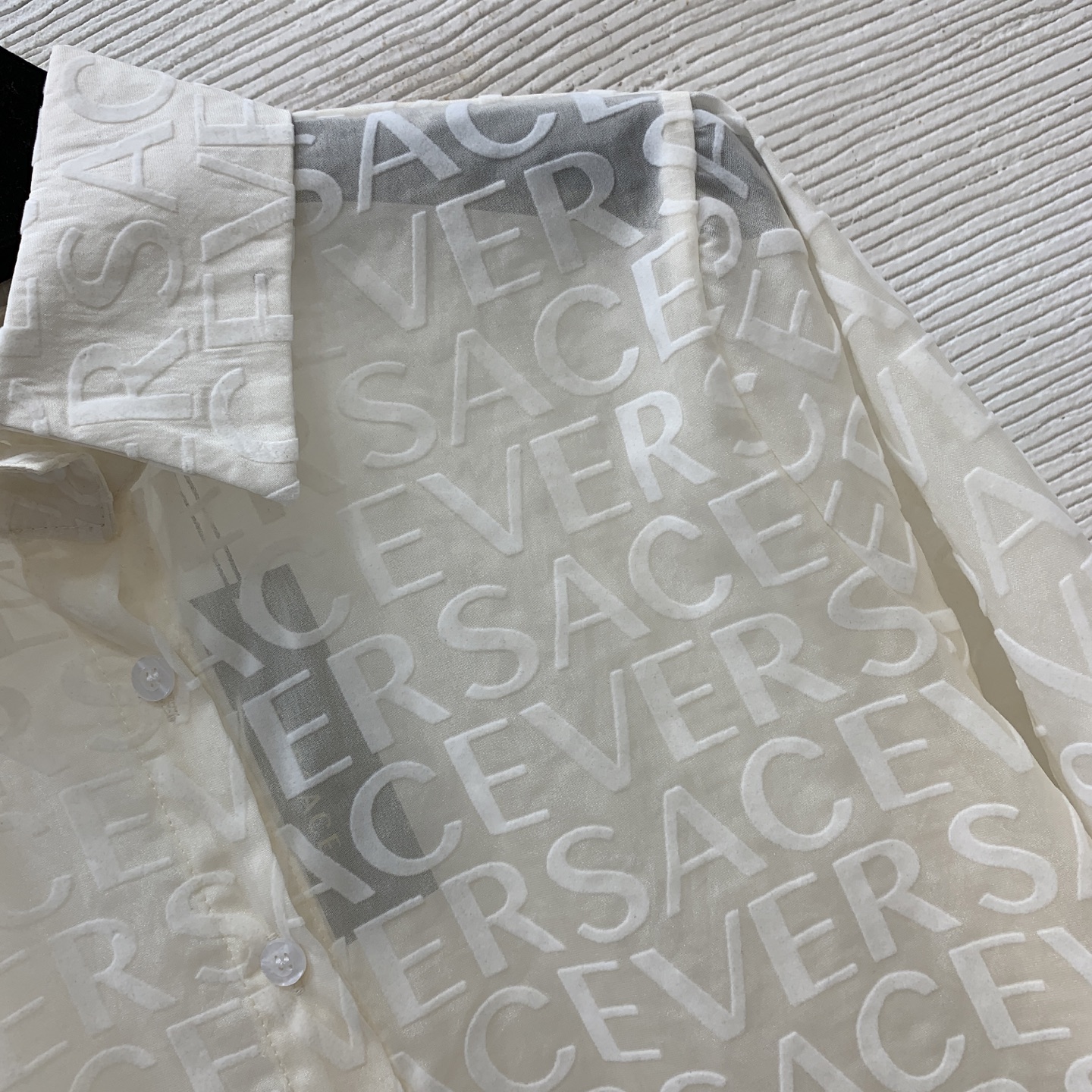 款号D VERSAC*新款定制通体字母logo植绒工艺、小心机性感透视宽松时尚系扣门襟翻领长袖衬衣！杏色