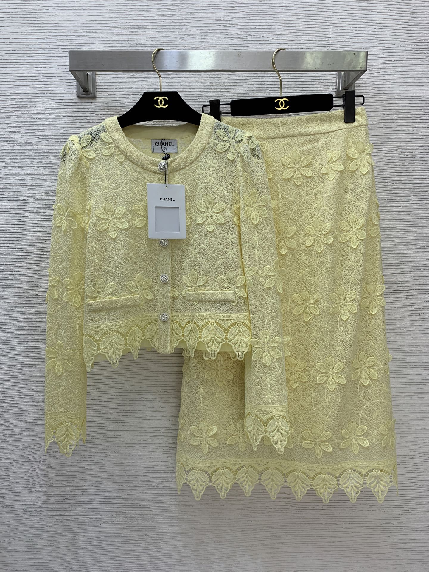 NO:751454,Style number G26031028 CHANE*L new high-end customized three-dimensional flower lace two-piece suit!  Buttoned Round Neck Short Long Sleeve Top High Waisted Long One Step Skirt!  (M size bust 90, sleeve length 64, dress length 46; waist 68, skirt length 81) batch,,chanel,skirts,19860909款号G26031028 CHANE*L新款 高端定制立体花朵蕾丝两件套装！系扣圆领短款长袖上衣高腰长款一步裙半身裙！ （M码胸围90,袖长64,衣长46；腰围68,裙长81）批,,chanel,skirts,,Women's clothing