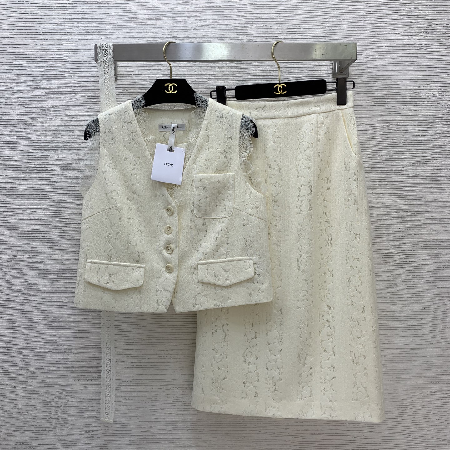 NO:750548,Style No. G26030985 Dio* new high-end customized ladylike style lace two-piece suit!  Lace spliced ​​button fly V-neck slim vest top with high waist and versatile long slit skirt!  Apricot color, (S size bust 92, length 47; waist 64 with elastic back, skirt length 74),, dior, skirts,19860909款号G26030985 Dio*新款 高端定制气质名媛风蕾丝两件套装！蕾丝花边拼接系扣门襟V领修身马甲上衣高腰百搭长款开叉半身裙！杏色, （S码胸围92,衣长47；腰围64后背可弹力,裙长74）,,dior,skirts,,Women's clothing