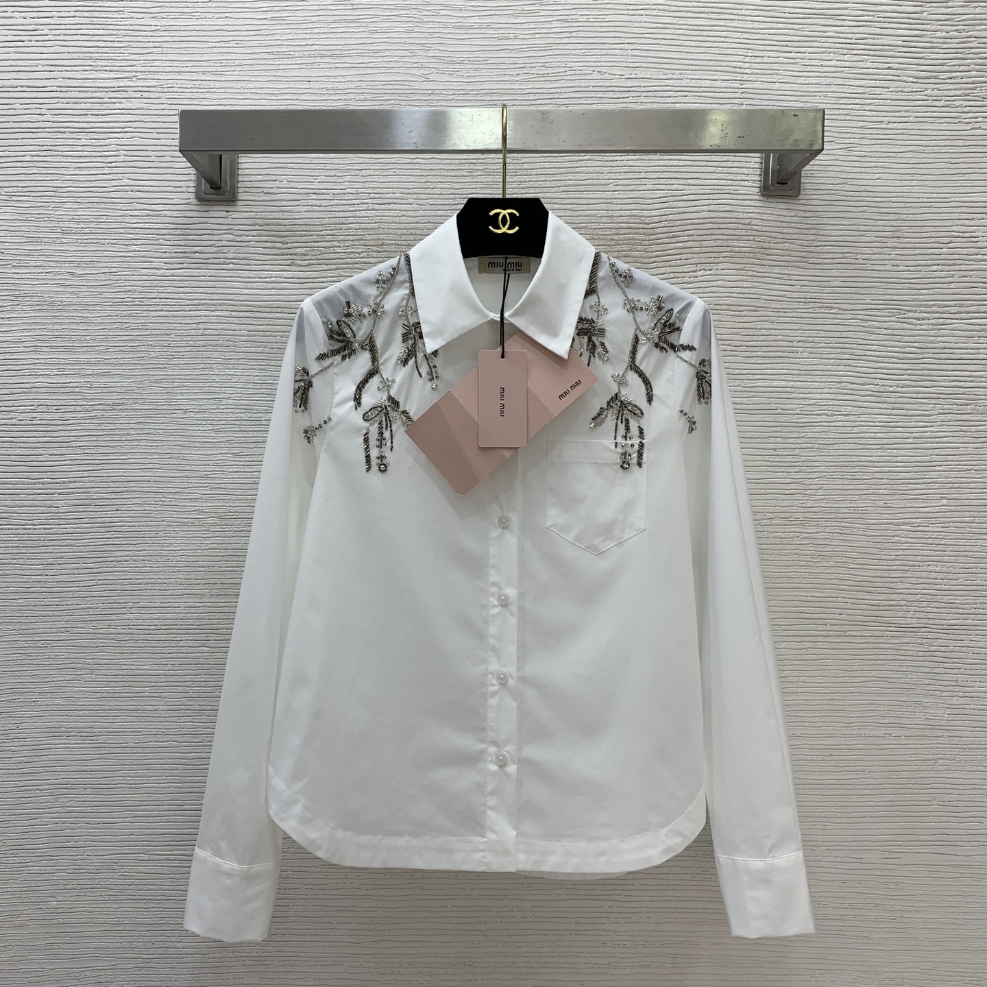 NO:752424,Model No. G26031242 MiuMi*Miaojia's new high-end customized pure cotton fabric, heavy industry, diamond beading decoration, curved hem, fashionable and versatile lapel long-sleeved shirt!  White, striped blue, (S size shoulder width 36, bust 92, sleeve length 58, dress length 58) batch,,miumiu,19860909款号G26031242 MiuMi*缪家新款 高端定制纯棉面料重工镶钻钉珠装饰弧边下摆时尚百搭气质翻领长袖衬衣！白色、条纹蓝、 （S码肩宽36,胸围92,袖长58,衣长58）批,,miumiu,,Women's clothing