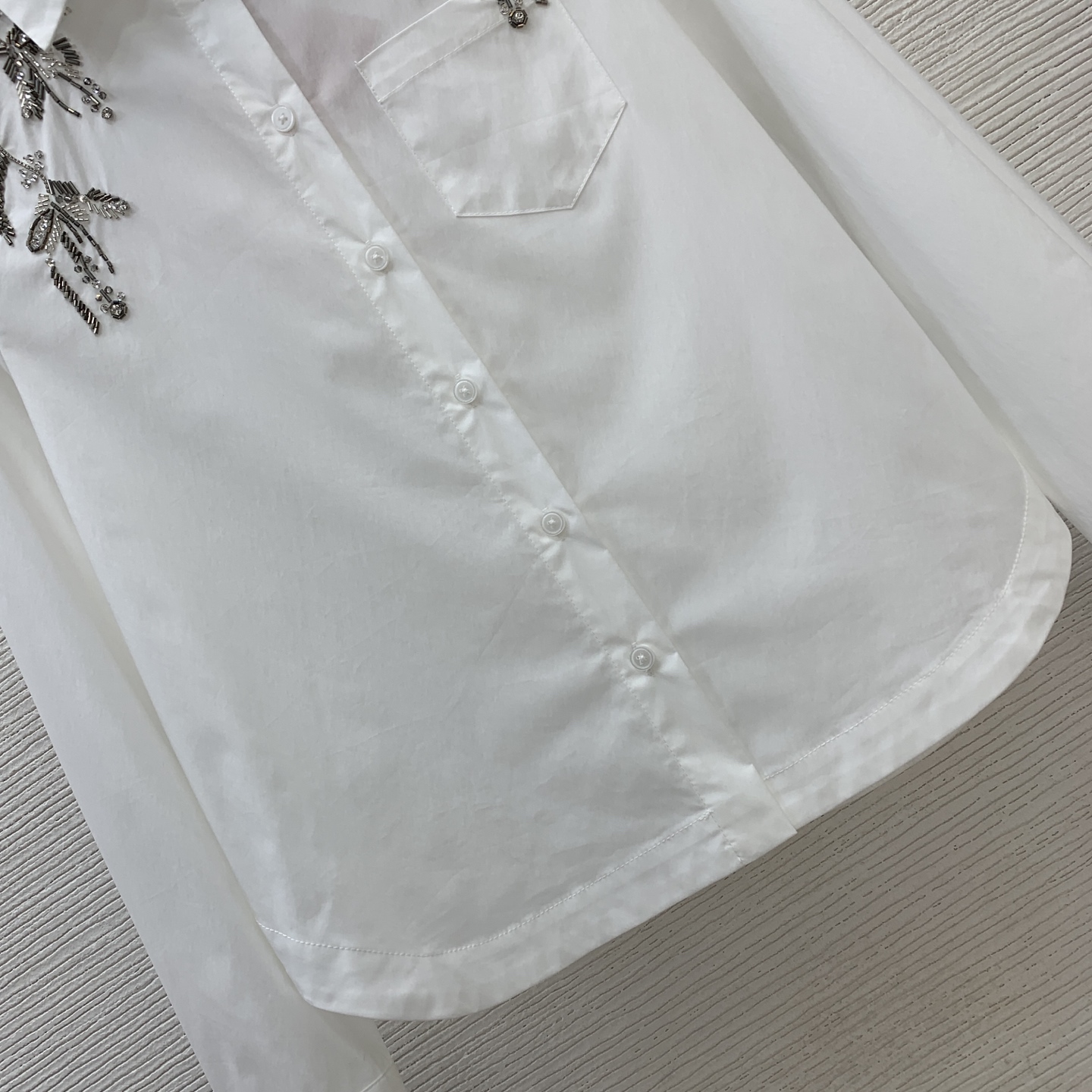 款号G MiuMi*缪家新款 高端定制纯棉面料重工镶钻钉珠装饰弧边下摆时尚百搭气质翻领长袖衬衣！白色、条