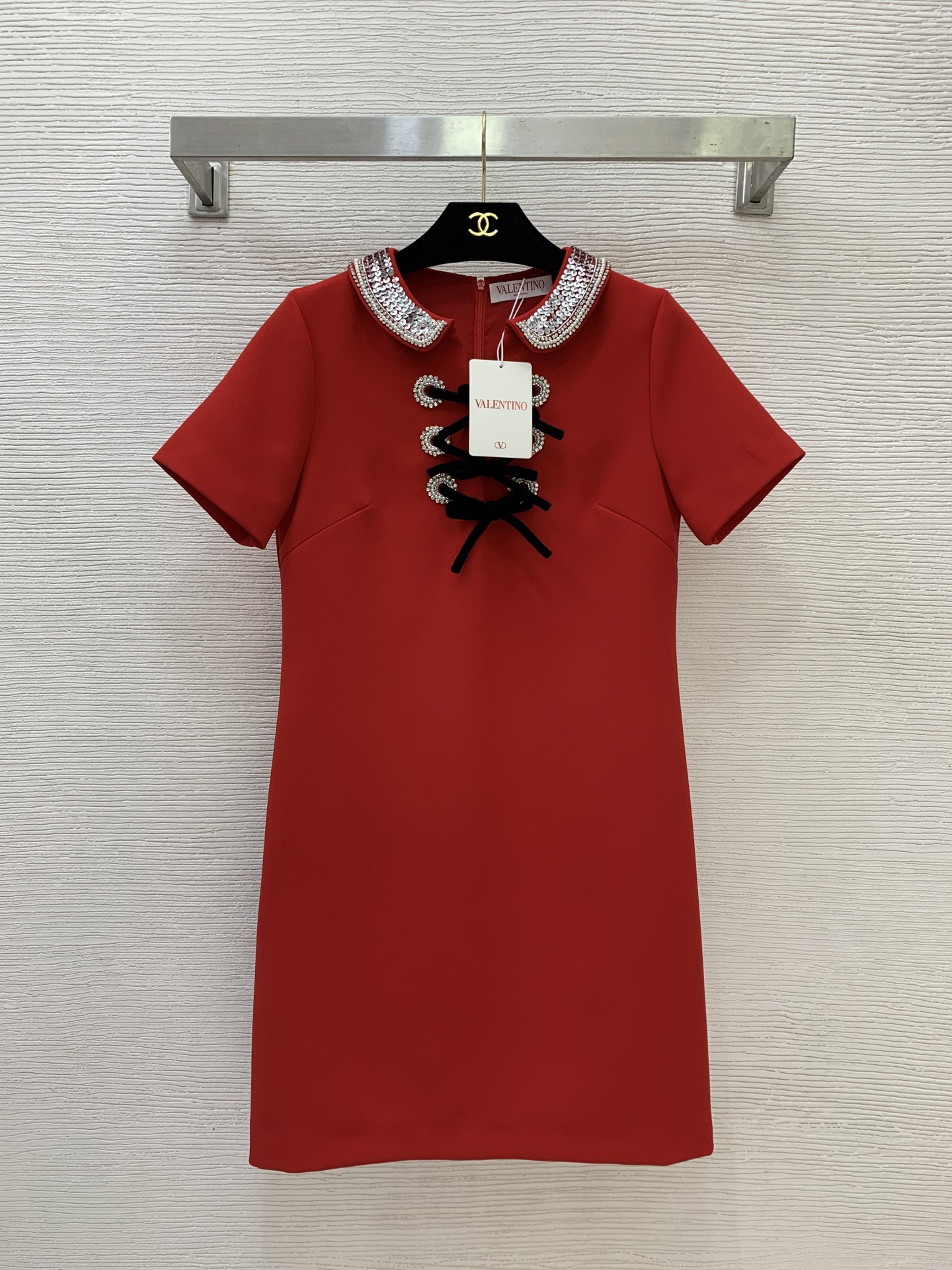 NO:775074,The highest version on the market, the girl inspects the goods, trims the three marks on the threads, pictures the goods and takes videos. If you want quality or service, please add me on WeChat. We will not accept urgent orders. Style number G26030945 VALENTIN*O is synchronized with the official website of Warren's Home for 2026 new products!  High-end customized heavy-duty sequined diamond doll collar velvet strap placket slim-fitting short-sleeved dress!  Red, (S size bust 88, sleeve length 20, skirt length 87), Valentino-clothing, valentino, valentino, skirts, T-shirt,19860909市面最高版本小妹验货、修剪线头上三标、货可图及拍视频,要品质要服务的加我微信,不接急单.款号G26030945 VALENTIN*O华伦家官网同步2026年新品！高端定制重工珠片镶钻娃娃领丝绒绑带门襟修身显瘦短袖连衣裙！红色, （S码胸围88,袖长20,裙长87）,华伦天奴-服装,valentino,valentino,skirts,T-shirt,,Women's clothing