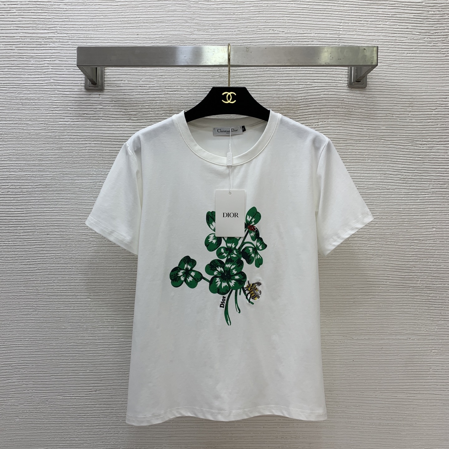 NO:753426,Style No. D26031487 Dio* new style, four-leaf clover pattern printing on the chest, letter logo, bee and ladybug embroidery decoration, fashionable and versatile round neck short-sleeved T-shirt top!  White, (M size shoulder width 41, chest 94, sleeve length 17, clothing length 59), dior, T-shirt, tees, t-shirt,19860909款号D26031487 Dio*新款 胸前四叶草图案印花、字母logo小蜜蜂瓢虫刺绣装饰时尚百搭圆领短袖t恤上衣！白色,（M码肩宽41,胸围94,袖长17,衣长59）,,dior,T-shirt,tees，t-shirt,,Women's clothing