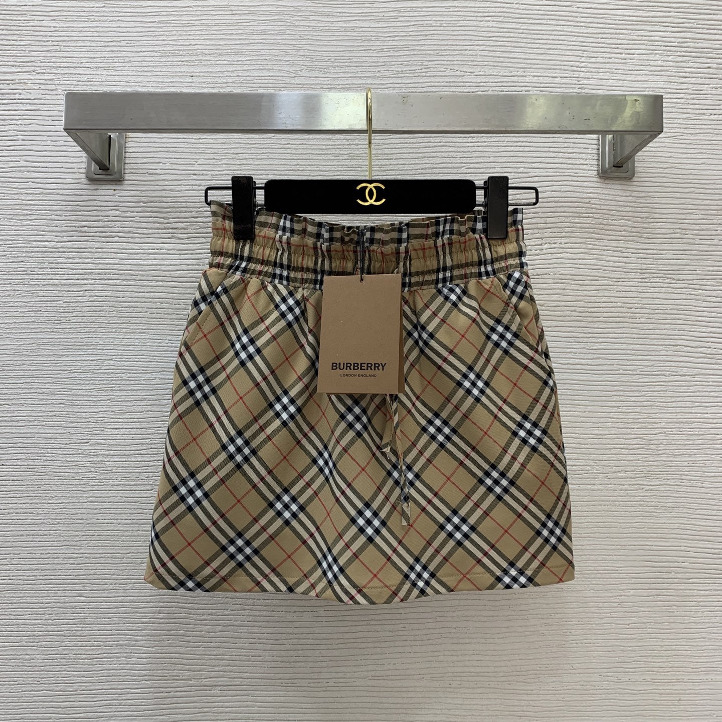 NO:753408,Model No. D26031428 BURBERR*Y new B family classic plaid fabric bud waist design slimming and hip-hugging short skirt plaid skirt!  (M size waist 62~78 elastic, skirt length 36) batch,,burberry,skirts,19860909款号D26031428 BURBERR*Y新款B家经典格纹面料花苞腰设计修身显瘦包臀短裙格子半身裙！（M码腰围62～78弹力,裙长36）批,,burberry,skirts,,Women's clothing