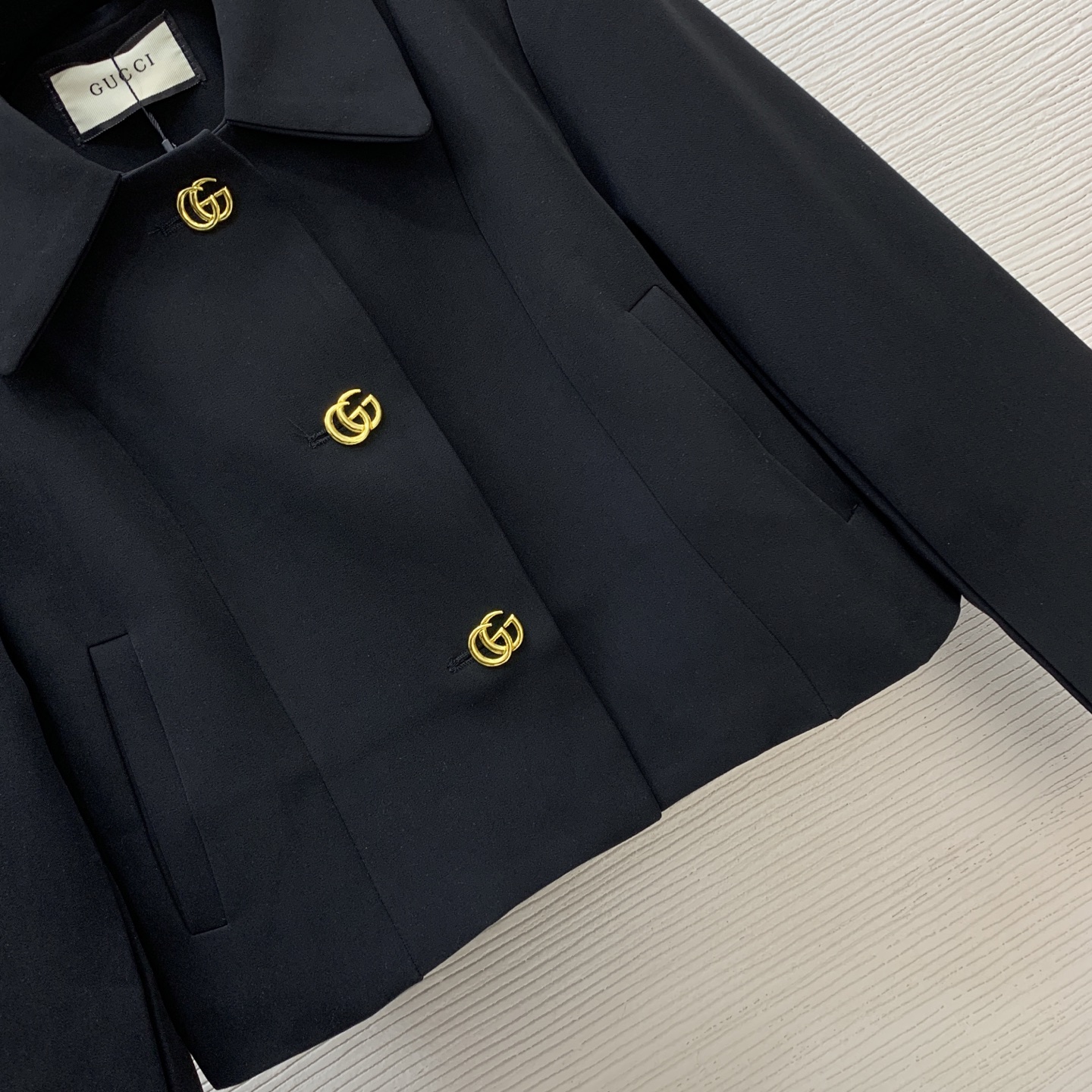 款号G 跑量推荐😍GUCC*新款定制字母GG五金纽扣系扣门襟翻领长袖短款外套上衣！𝑺 𝑴 𝑳（M码：肩宽