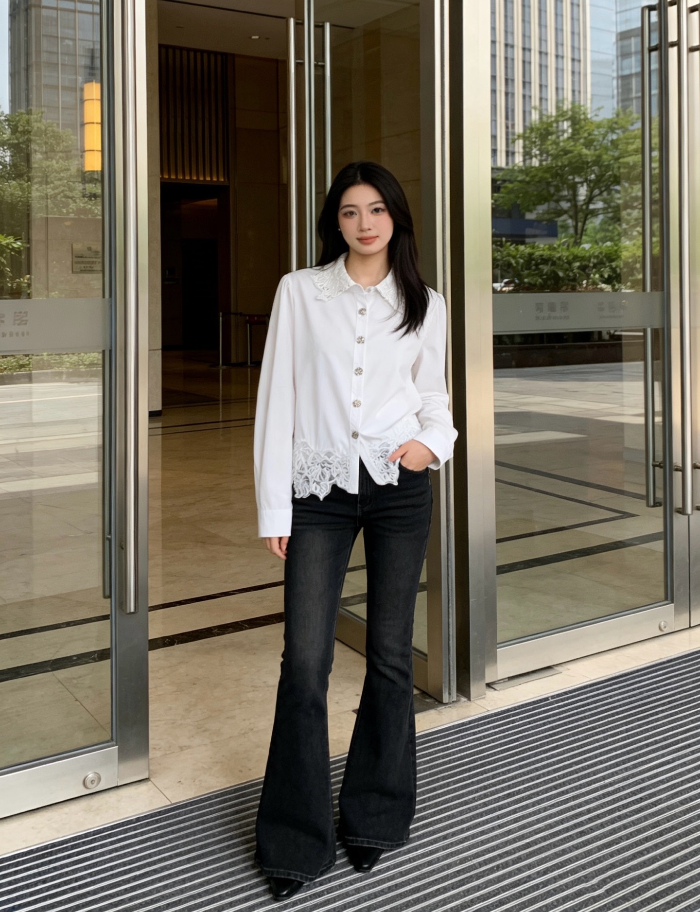 NO:751887,Style No. D26031186 Chane* early spring new custom lace stitching diamond bead decoration, four-leaf clover buttons, sweet temperament, long-sleeved cotton shirt!  White, (M size shoulder width 38, bust 108, sleeve length 64, dress length 62) batch,,chanel,19860909款号D26031186 Chane*早春新款定制蕾丝花边拼接钻珠装饰、四叶草纽扣气质甜美长袖纯棉衬衣！白色,（M码肩宽38,胸围108,袖长64,衣长62）批,,chanel,,Women's clothing