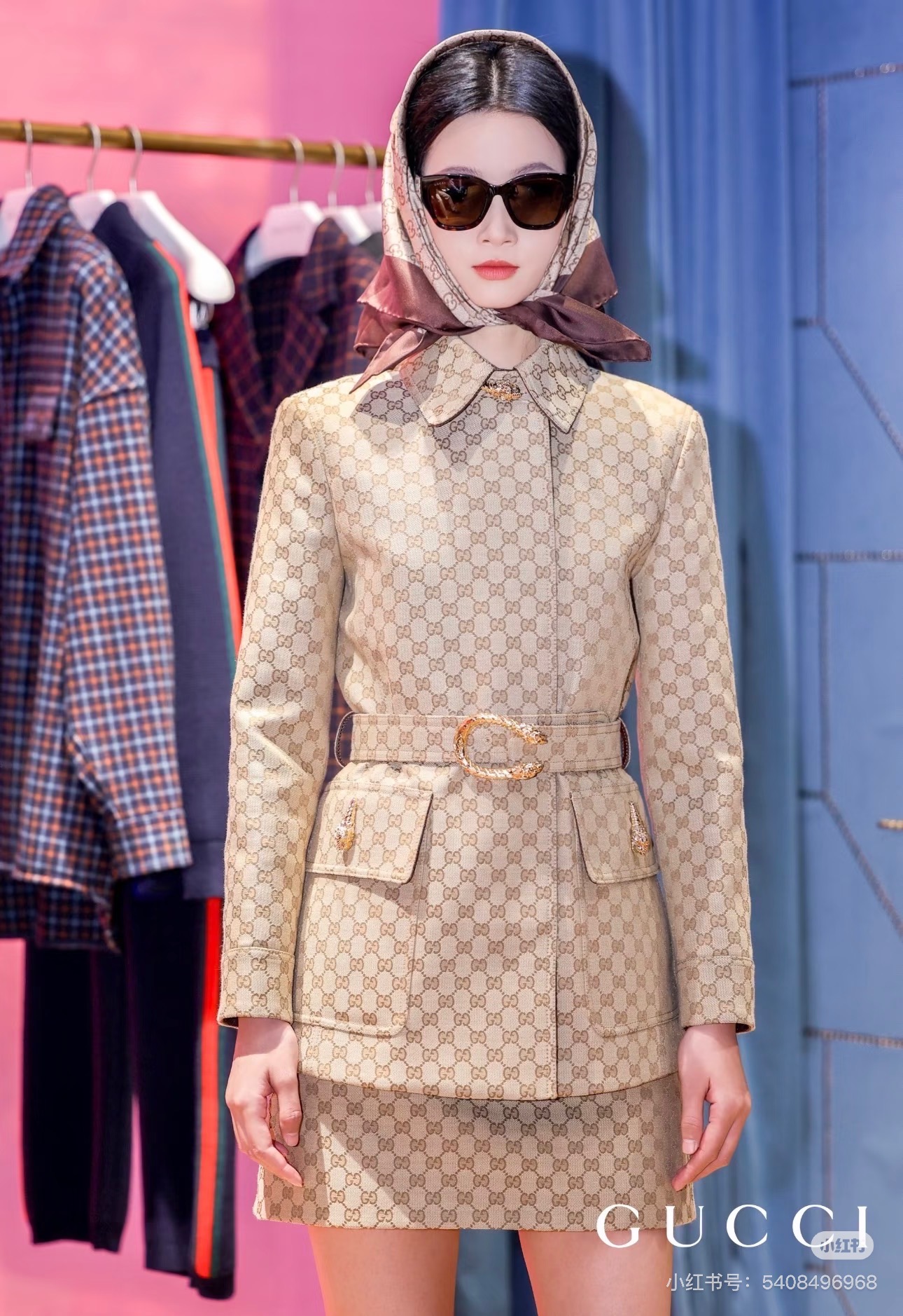 NO:751875,Model No. D26031030 GUCC* new custom-made all-over GG jacquard presbyopia fabric, engraved letter logo buttons, flap double pockets, and belt to slim down the waist, lapel long-sleeved jacket!  (M size shoulder width 39, chest 98, sleeve length 58, clothing length 72) batch of coats, gucci, jackets & coats,19860909款号D26031030 GUCC*新款定制通体GG字母提花老花面料、刻字母logo纽扣翻盖双口袋搭配腰带收腰显瘦翻领长袖外套！（M码肩宽39,胸围98,袖长58,衣长72）批外套,,gucci,jackets & coats,,Women's clothing