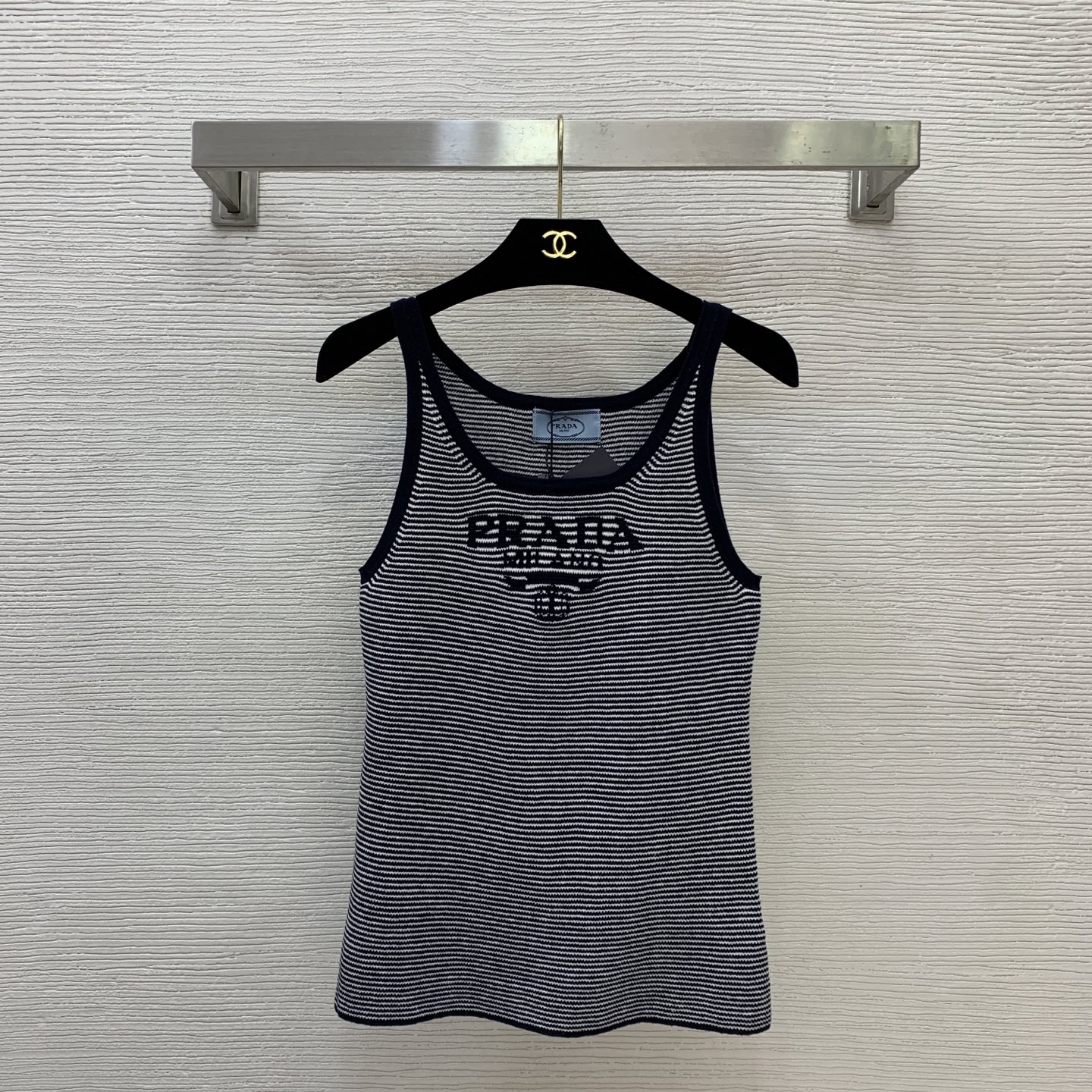 NO:744535,The highest version of the girl on the market inspects the goods, trims the three marks on the threads, and delivers the goods. You can send pictures and take videos. If you want quality and service, add me on WeChat. We will not accept urgent orders. Model No. G26031327 PRAD*A. The new highest version of the girl on the market inspects the goods, trims the three marks on the threads, and delivers the goods. You can send pictures and take videos. If you want quality and service, add me on WeChat. We do not accept urgent orders.  High-end customized contrasting color hemmed letter logo logo slim fit stretch knitted vest halter top!  Navy blue, burgundy, (M size bust 70, length 57), Prada-clothing, prada, prada,19860909市面最高版本小妹验货、修剪线头上三标、发货可发图及拍视频,要品质要服务的加我微信,不接急单.款号G26031327 PRAD*A新市面最高版本小妹验货、修剪线头上三标、发货可发图及拍视频,要品质要服务的加我微信,不接急单.款 高端定制撞色包边字母logo徽标修身显瘦弹力针织背心吊带上衣！藏蓝色、酒红色、（M码胸围70,衣长57）,普拉达-服装,prada,prada,,Women's clothing