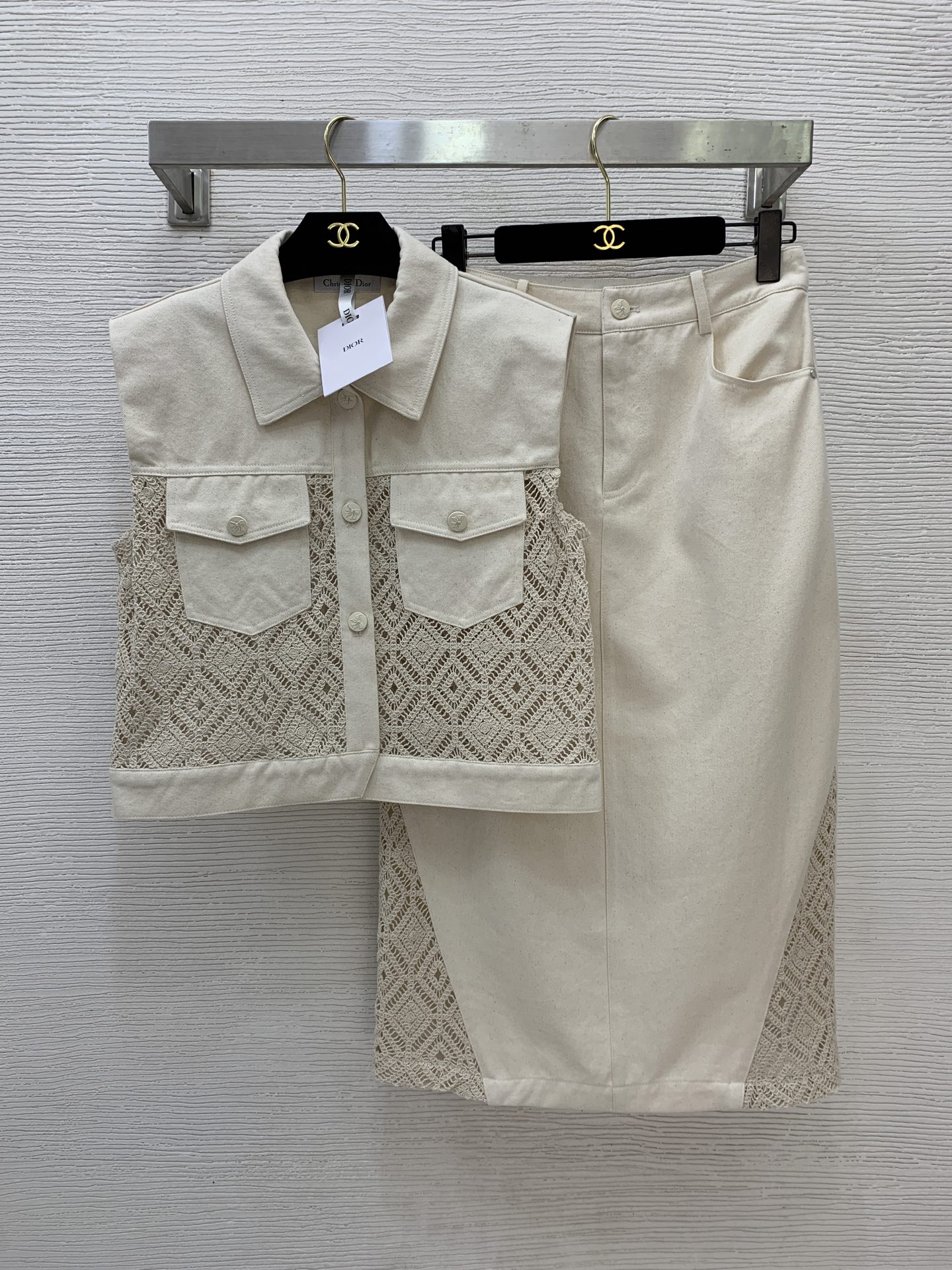 NO:753425,Style number G26031435 Dio* new high-end customized denim splicing water-soluble hollow personalized fashion two-piece suit!  Flap Double Pocket Buttoned Lapel Sleeveless Jacket Top Mid-Length High Waisted Zipper Fly Split Skirt!  Apricot color, (M size shoulder width 41, bust 100, length 49; waist 70, hips 92, skirt length 78) batch, dior, skirts, jackets & coats,19860909款号G26031435 Dio*新款高端定制 牛仔拼接水溶镂空个性时尚两件套装！翻盖双口袋系扣翻领无袖外套上衣中长款高腰拉链门襟开叉半身裙！杏色、 （M码肩宽41,胸围100,衣长49；腰围70,臀围92,裙长78）批,,dior,skirts,jackets & coats,,Women's clothing