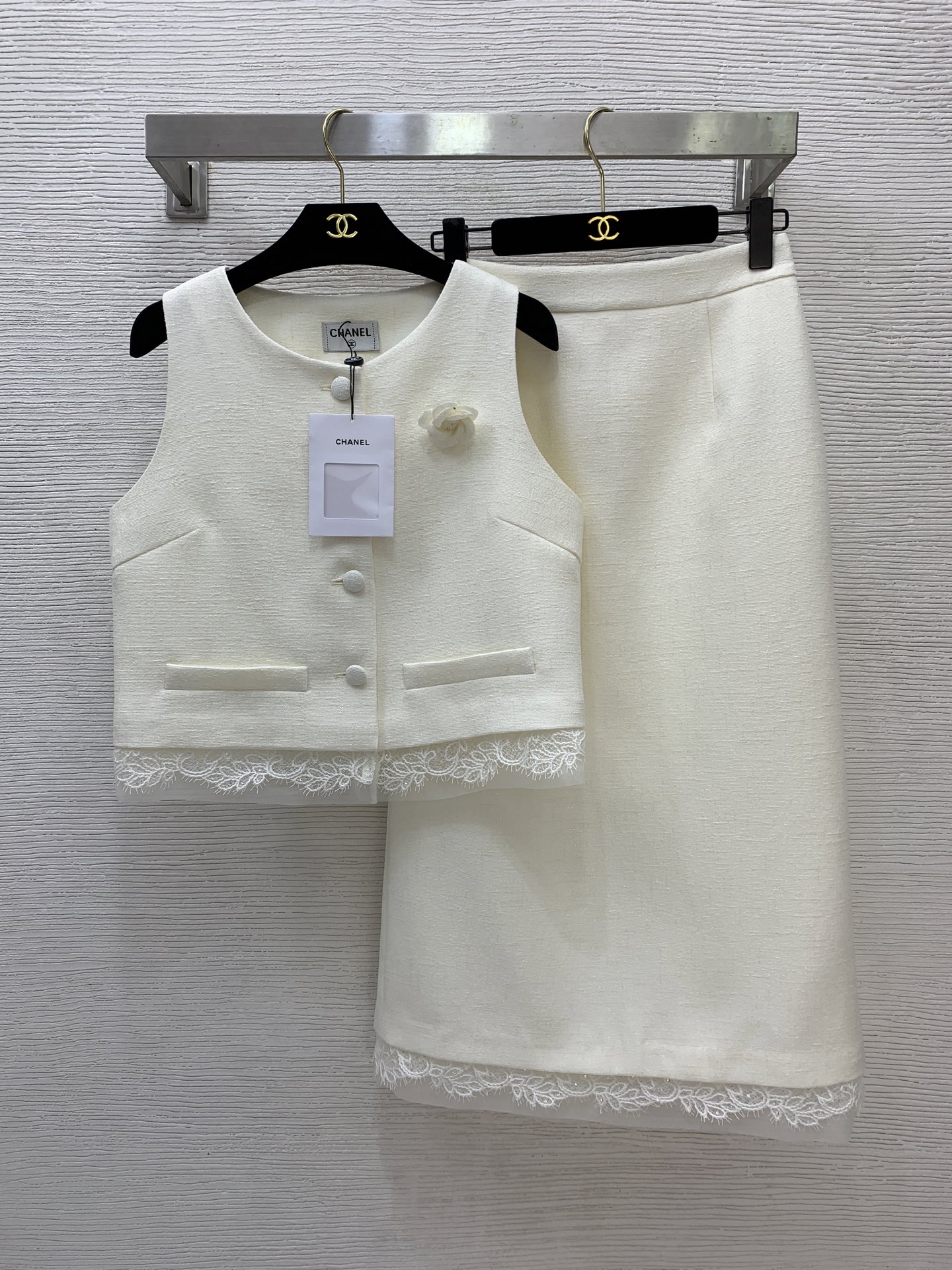 NO:753434,Style No. G26031423 Chane*’s new high-end customized temperament slubby lace organza hemmed two-piece suit!  Short sleeveless vest coat decorated with camellia brooch on the chest, high waist, hip-hugging long slit skirt!  Blue, off-white, (M size bust 94, length 44/49 including lace; waist 68, hip 92, skirt length 77/82 including lace),,chanel,skirts,jackets & coats,brooch,breastpin,19860909款号G26031423 Chane*新款高端定制气质小香风粗纺蕾丝欧根纱拼边两件套装！胸前山茶花胸针装饰短款无袖马甲外套上衣高腰包臀长款开叉半身裙！蓝色、米白色、 （M码胸围94,衣长44/49含花边；腰围68,臀围92,裙长77/82含花边）,,chanel,skirts,jackets & coats,brooch，breastpin,,Women's clothing