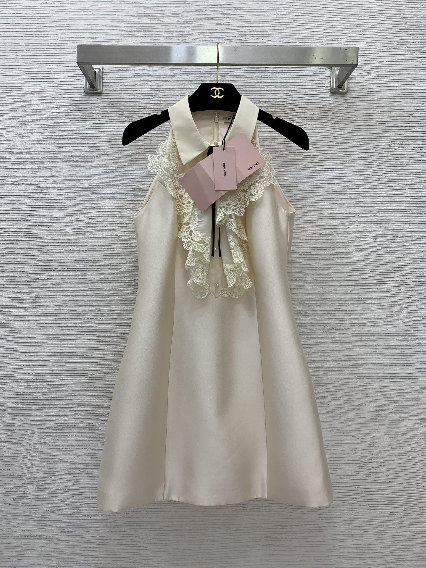 NO:753411,Model No. G26031428 MiuMi*Miaojia's new high-end customized lace organza stitching pearl diamond buckle bow ribbon decoration slimming slim shoulder lapel sleeveless dress banquet mini dress!  Apricot color, (M size bust 82～88, waist 72, skirt length 85) batch,,miumiu,skirts,19860909款号G26031428 MiuMi*缪家新款高端定制蕾丝花边欧根纱拼接珍珠钻扣蝴蝶结丝带装饰修身显瘦削肩翻领无袖连衣裙宴会小礼服裙！杏色、 （M码胸围82～88,腰围72,裙长85）批,,miumiu,skirts,,Women's clothing