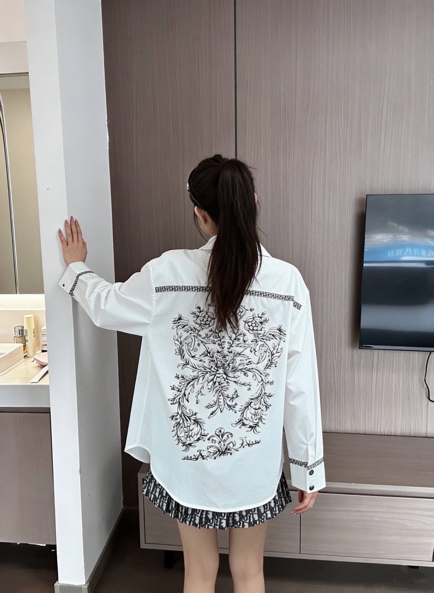 NO:744514,The highest version on the market, the girl will inspect the goods, trim the three marks on the threads, and deliver the goods. You can send pictures and take videos. If you want quality or service, please add me on WeChat. We will not accept urgent orders. Model No. D26031258  Dio* is the latest and highest version on the market. The girl will inspect the goods, trim the three marks on the threads, and ship the goods. You can send pictures and take videos. If you want quality or service, add me on WeChat. We will not accept urgent orders. Customized pure cotton fabric, presbyopic webbing and hem decoration on the back, retro pattern printing, loose and fashionable buttoned lapel long-sleeved cotton shirt!  White, (M size shoulder width 46, bust 102, sleeve length 57, dress length 72), Dior-clothing, dior, dior,19860909市面最高版本小妹验货、修剪线头上三标、发货可发图及拍视频,要品质要服务的加我微信,不接急单.款号D26031258 Dio*新市面最高版本小妹验货、修剪线头上三标、发货可发图及拍视频,要品质要服务的加我微信,不接急单.款定制纯棉面料、老花织带拼边装饰后背复古图案印花宽松时尚系扣翻领长袖棉衬衣！白色,（M码肩宽46,胸围102,袖长57,衣长72）,迪奥-服装,dior,dior,,Women's clothing