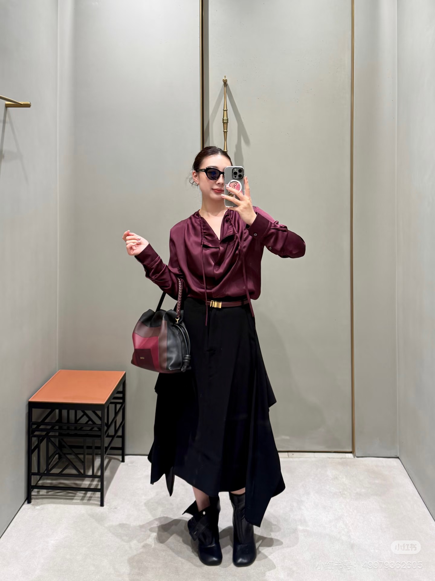 NO:774270,The highest version on the market, the girl inspects the goods, trims the three marks on the threads, pictures the goods and takes videos. If you want quality or service, please add me on WeChat. We will not accept urgent orders. Model No. D26031236  LOEW* The latest and highest version on the market, the girl inspects the goods, trims the three marks on the threads, pictures of the goods and takes videos. If you want quality or service, please add me on WeChat. We will not accept urgent orders. Customized high-end silky satin material, embroidered small logo on the back, decorative drawstring neckline design, button placket, loose and fashionable long-sleeved shirt!  Burgundy, white, (M size shoulder width 40, bust 96, sleeve length 59, front length 63/back center length 65), Loewe-clothing, loewe, loewe,19860909市面最高版本小妹验货、修剪线头上三标、货可图及拍视频,要品质要服务的加我微信,不接急单.款号D26031236 LOEW*新市面最高版本小妹验货、修剪线头上三标、货可图及拍视频,要品质要服务的加我微信,不接急单.款定制高级感丝滑缎面材质、后背刺绣小徽标装饰抽绳领口设计系扣门襟宽松时尚长袖衬衣！酒红、白色、（M码肩宽40,胸围96,袖长59,前衣长63/后中长65）,罗意威-服装,loewe,loewe,,Women's clothing