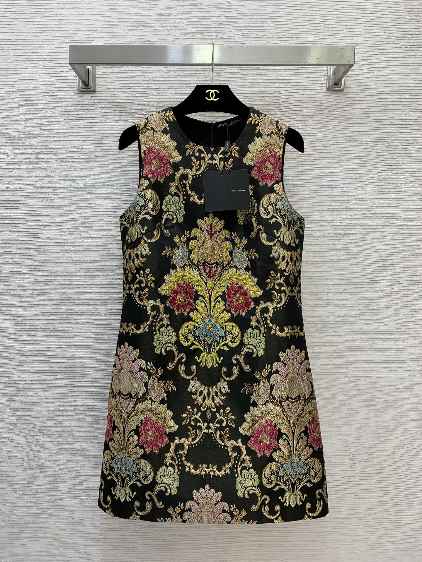 NO:753431,Style No. G26031442 & Dolce & Gabbana DG* new high-end customized palace-style retro jacquard, heavy diamond decoration on the chest, slimming and slim sleeveless vest dress!  (Size size shoulder width 31, bust 86, skirt length 87) batch,,Dolce&Gabbana,skirts,19860909款号G26031442 &杜嘉班纳DG*新款高端定制宫廷风复古提花、胸前重工镶钻装饰修身显瘦无袖背心连衣裙！ （S码肩宽31,胸围86,裙长87）批,,Dolce&Gabbana,skirts,,Women's clothing