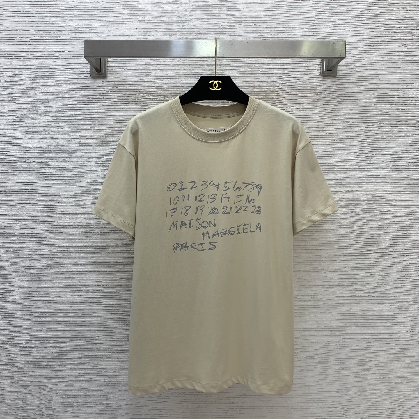 NO:753422,Model No. G26031472 Majira MM6* complete with three standards!  High-end customized high-quality pure cotton fabric, fashionable and simple artistic alphanumeric printing, loose and versatile round neck short-sleeved T-shirt top!  Apricot, brown, (M size shoulder width 47, chest 96, sleeve length 17, clothing length 65) hair, masion margiela, masion margiela, T-shirt, tees, t-shirt,19860909款号G26031472 马吉拉MM6*三标齐全！高端定制优质纯棉面料、时尚简约艺术字母数字印花宽松百搭圆领短袖t恤上衣！杏色、咖啡色、（M码肩宽47,胸围96,袖长17,衣长65）发,,masion margiela,masion margiela,T-shirt,tees，t-shirt,,Women's clothing