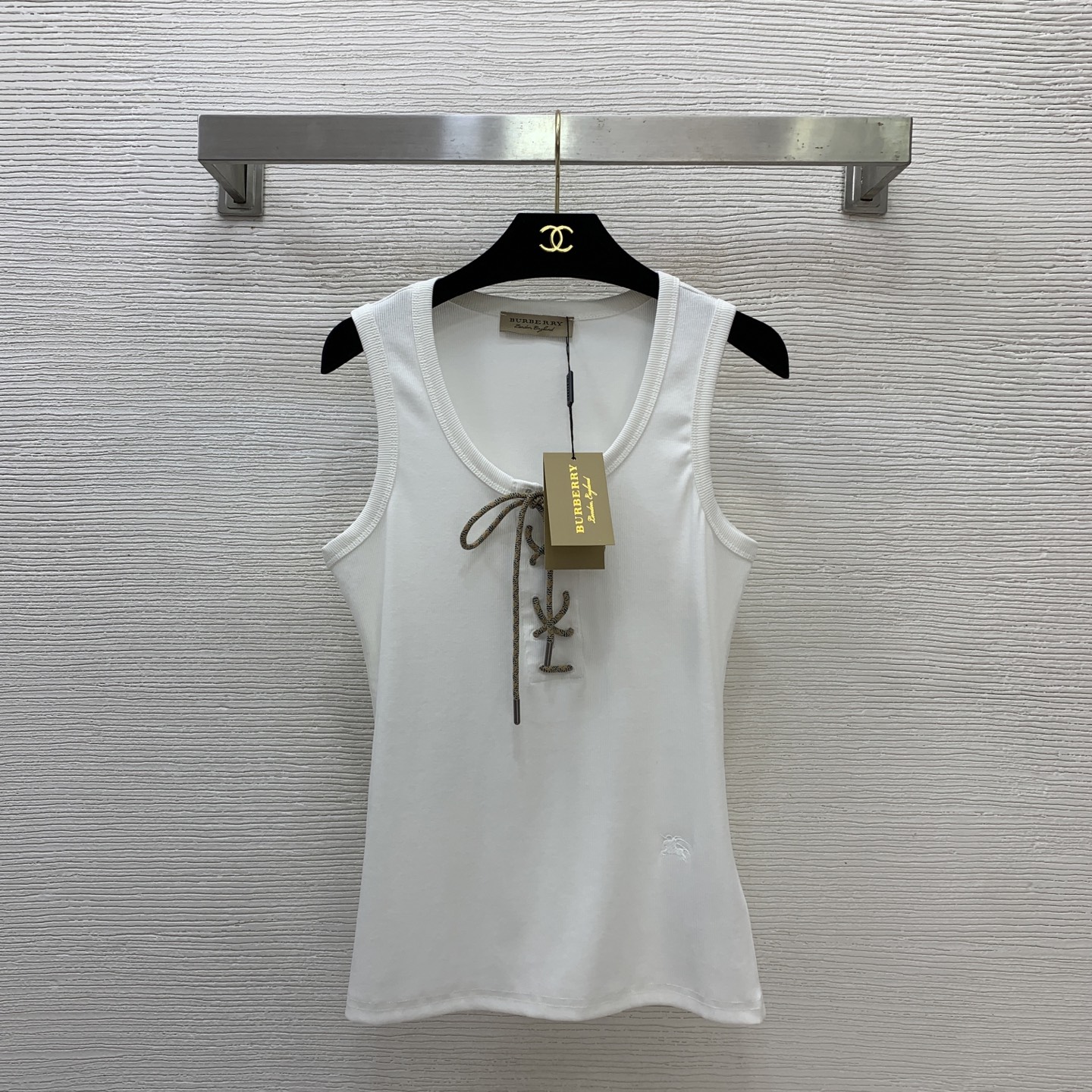 NO:759398,Style No. D26031675 BURBERR*Y new model B’s customized plaid straps decorated with knight’s war horse embroidered small logo slim fit sleeveless vest top!  Gray, black, white, (M size bust 80, length 60) batch,,burberry,19860909款号D26031675 BURBERR*Y新款B家定制格纹绑带装饰骑士战马刺绣小标志修身显瘦无袖背心上衣！灰色、黑色、白色、 （M码胸围80,衣长60）批,,burberry,,Women's clothing