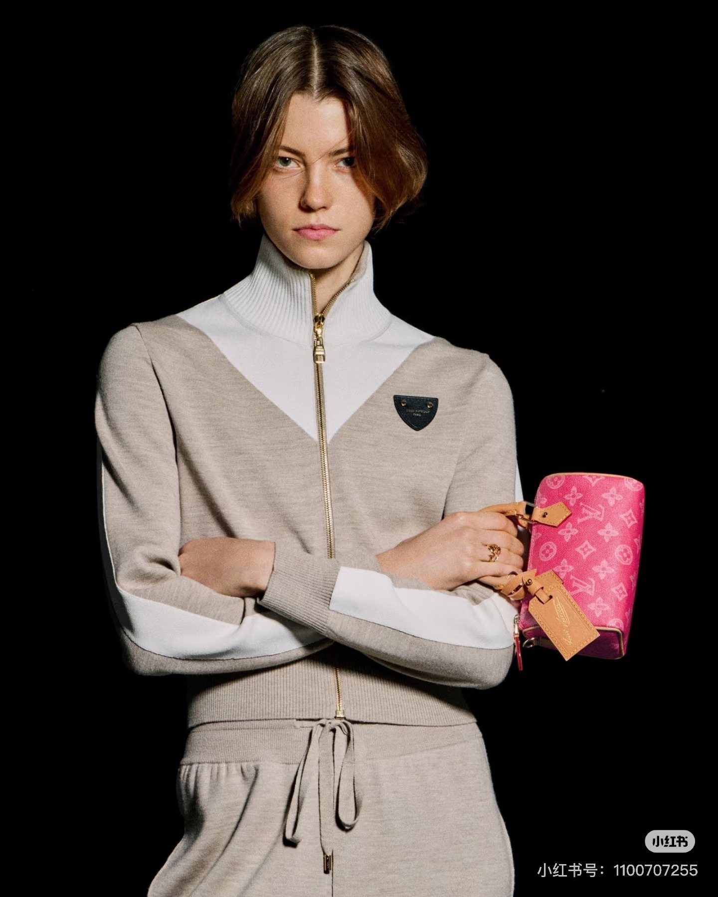 NO:752916,Model No. G26031342 LOUIS*Lvjia LV new high-end customized sheep wool blended yarn fabric, contrasting color splicing leather logo decoration, short half-zip placket, stand-up collar, long-sleeved sweater top!  Flower khaki, (M size shoulder width 41, bust 92, sleeve length 62, dress length 52) batch,, louis vuitton, louis vuitton, louis vuitton, louis vuitton,19860909款号G26031342 LOUIS*驴家LV新款 高端定制绵羊毛混纺纱线面料、撞色拼接皮革logo徽标装饰短款半拉链门襟立领长袖针织衫上衣！花卡其,（M码肩宽41,胸围92,袖长62,衣长52）批,,louis vuitton,louis vuitton,louis vuitton,louis vuitton,,Women's clothing