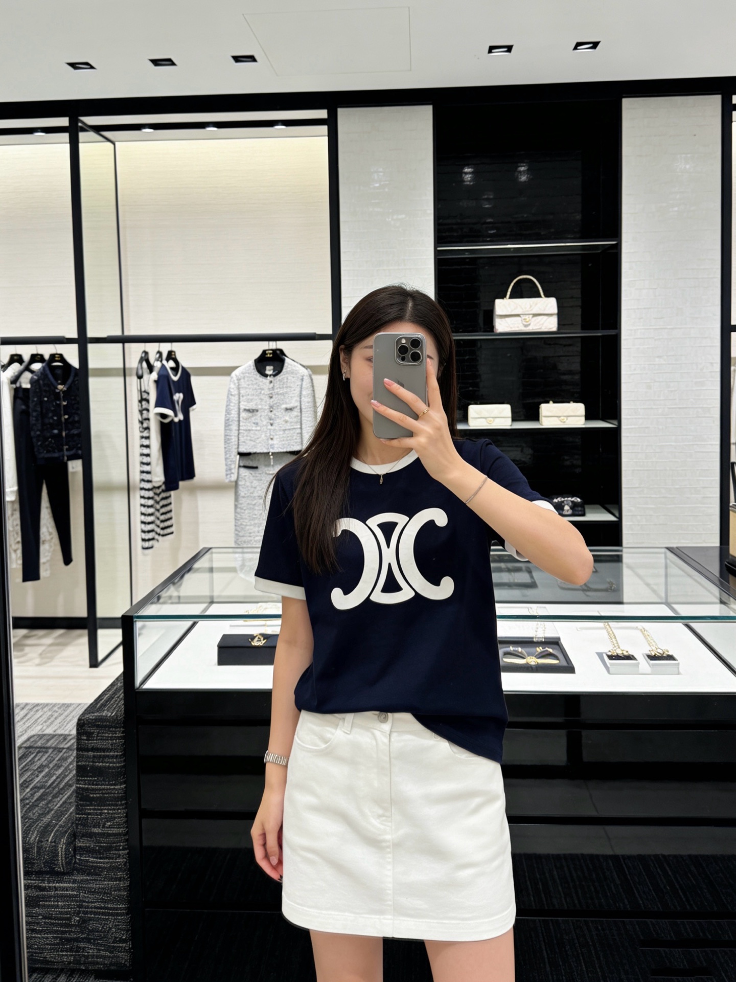 NO:744527,The highest version of the girl on the market inspects the goods, trims the three marks on the threads, and delivers the goods. You can send pictures and take videos. If you want quality and service, add me on WeChat. We will not accept urgent orders. Model No. G26031352 CELIN*E Celin New. The highest version on the market. The girl inspects the goods, trims the three marks on the threads, and delivers the goods. You can send pictures and take videos. If you want quality and service, add me on WeChat. We do not accept urgent orders. High-end customization  Classic Arc de Triomphe logo flocked logo, contrasting edge, fashionable and versatile round neck short-sleeved T-shirt top!  White, navy blue, (M size shoulder width 38, bust 96, sleeve length 19, dress length 61), Celine-clothing, celine, celine, T-shirt, tees, t-shirt,19860909市面最高版本小妹验货、修剪线头上三标、发货可发图及拍视频,要品质要服务的加我微信,不接急单.款号G26031352 CELIN*E思琳新市面最高版本小妹验货、修剪线头上三标、发货可发图及拍视频,要品质要服务的加我微信,不接急单.款高端定制 经典凯旋门logo植绒徽标撞色包边时尚百搭圆领短袖t恤上衣！白色、藏蓝色、（M码肩宽38,胸围96,袖长19,衣长61）,赛琳-服装,celine,celine,T-shirt,tees，t-shirt,,Women's clothing