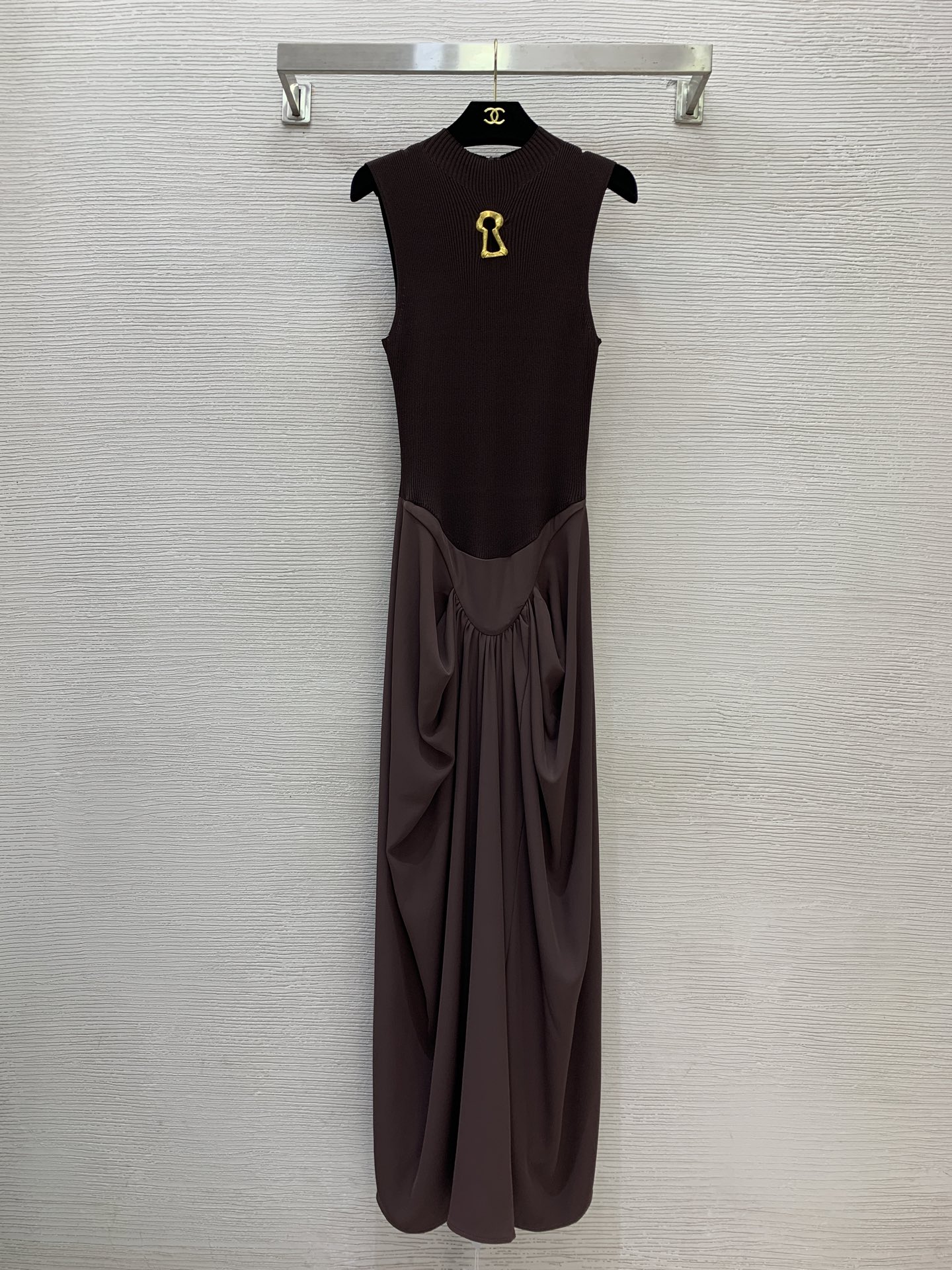 NO:759384,Style No. G26031757 Schiapare*li Schiapareli's new custom-made hollow key metal accessories decoration, knitted stitching and pleated design, slim and slim stand-up collar sleeveless vest long dress!  Brown, black, (M size bust 64, skirt length 138) batch,,skirts,19860909款号G26031757 Schiapare*li夏帕瑞利新款定制镂空钥匙金属配件装饰、针织拼接捏褶设计修身显瘦立领无袖背心长款连衣裙！咖啡色、黑色、 （M码胸围64,裙长138）批,,skirts,,Women's clothing