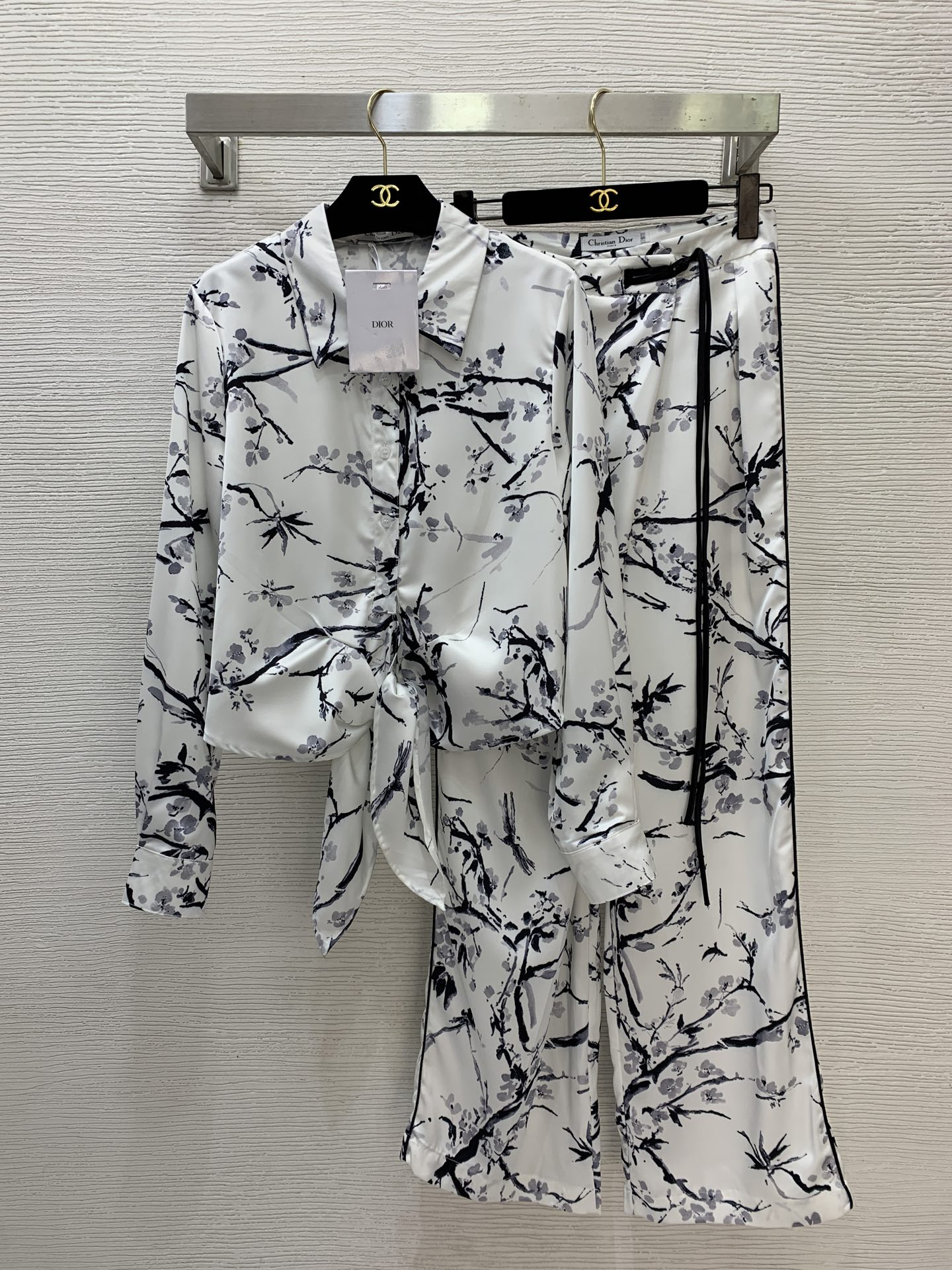 NO:755455,The girl with the highest version on the market inspects the goods, trims the three marks on the threads, pictures of the goods and takes videos. If you want quality and service, please add me on WeChat. We will not accept urgent orders. Model No. D26031735 Dio* The latest version of Dio*, the highest version on the market. The girl will inspect the goods, trim the three marks on the threads, show pictures of the goods and take videos. If you want quality and service, please add me on WeChat and we will not accept urgent orders. A custom-made ink flower branch pattern printed two-piece suit that is elegant and fashionable!  Letter logo buttons, hem strap design, buttoned lapel, long-sleeved shirt, one-piece side disc button, zip fly, loose and versatile straight-leg wide-leg trousers!  (S size S shoulder width 39, bust 102, sleeve length 61, dress length 53; waist 68, pants length 102), Dior-clothing, dior, dior,19860909市面最高版本小妹验货、修剪线头上三标、货可图及拍视频,要品质要服务的加我微信,不接急单.款号D26031735 Dio*新市面最高版本小妹验货、修剪线头上三标、货可图及拍视频,要品质要服务的加我微信,不接急单.款定制水墨花枝图案印花气质时尚两件套装！字母logo纽扣下摆绑带设计系扣翻领长袖衬衣一片式侧盘扣拉链门襟宽松百搭直筒阔腿长裤！（S码肩宽39,胸围102,袖长61,衣长53；腰围68,裤长102）,迪奥-服装,dior,dior,,Women's clothing