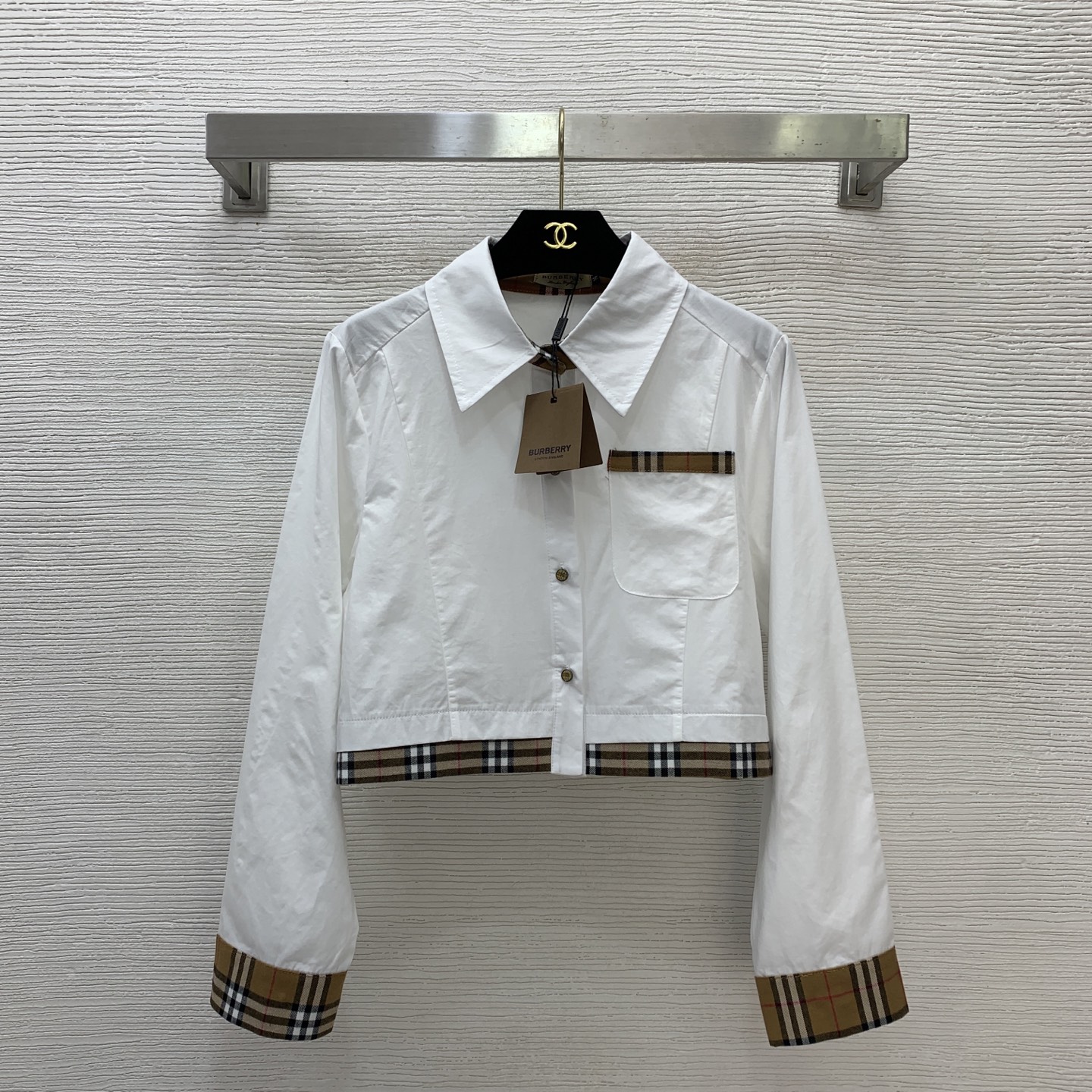 NO:755440,The highest version on the market, the girl will inspect the goods, trim the three marks on the threads, and ship the goods. If you want quality or service, please add me on WeChat. We will not accept urgent orders. Model number D26031725  BURBERR* The latest and highest version on the market, the girl inspects the goods, trims the three marks on the threads, and ships the goods. If you want quality and service, please add me on WeChat. We will not accept urgent orders. Model B's classic plaid contrasting color splicing. Button placket lapel, long sleeves and short. The highest version on the market. The little girl inspects the goods, trims the three marks on the threads, and ships the goods. If you want quality and service, please add me on WeChat. We do not accept urgent orders. A pure cotton shirt top!  White, (M size shoulder width 40, bust 96, sleeve length 59, dress length 45) shirt, Burberry-clothing, burberry,19860909市面最高版本小妹验货、修剪线头上三标、发货可发图及拍视频,要品质要服务的加我微信,不接急单.款号D26031725 BURBERR*新市面最高版本小妹验货、修剪线头上三标、发货可发图及拍视频,要品质要服务的加我微信,不接急单.款B家经典格纹撞色拼接系扣门襟翻领长袖短市面最高版本小妹验货、修剪线头上三标、发货可发图及拍视频,要品质要服务的加我微信,不接急单.款纯棉衬衣上衣！白色,（M码肩宽40,胸围96,袖长59,衣长45）衬衣,博柏利-服装,burberry,,Women's clothing