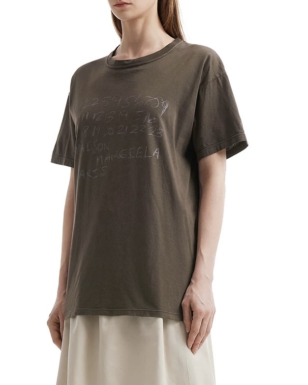 NO:755463,The highest version on the market, the girl inspects the goods, trims the three marks on the threads, takes pictures of the goods and takes videos. If you want quality or service, please add me on WeChat. We do not accept urgent orders. Model No. G26031472 Majira MM6* complete with three marks!  High-end customized high-quality pure cotton fabric, fashionable and simple artistic alphanumeric printing, loose and versatile round neck short-sleeved T-shirt top!  Apricot, brown, (M size shoulder width 47, bust 96, sleeve length 17, clothing length 65), women's clothing, masion margiela, masion margiela, T-shirt, tees, t-shirt,19860909市面最高版本小妹验货、修剪线头上三标、货可图及拍视频,要品质要服务的加我微信,不接急单.款号G26031472 马吉拉MM6*三标齐全！高端定制优质纯棉面料、时尚简约艺术字母数字印花宽松百搭圆领短袖t恤上衣！杏色、咖啡色、（M码肩宽47,胸围96,袖长17,衣长65）,女装,masion margiela,masion margiela,T-shirt,tees，t-shirt,,Women's clothing