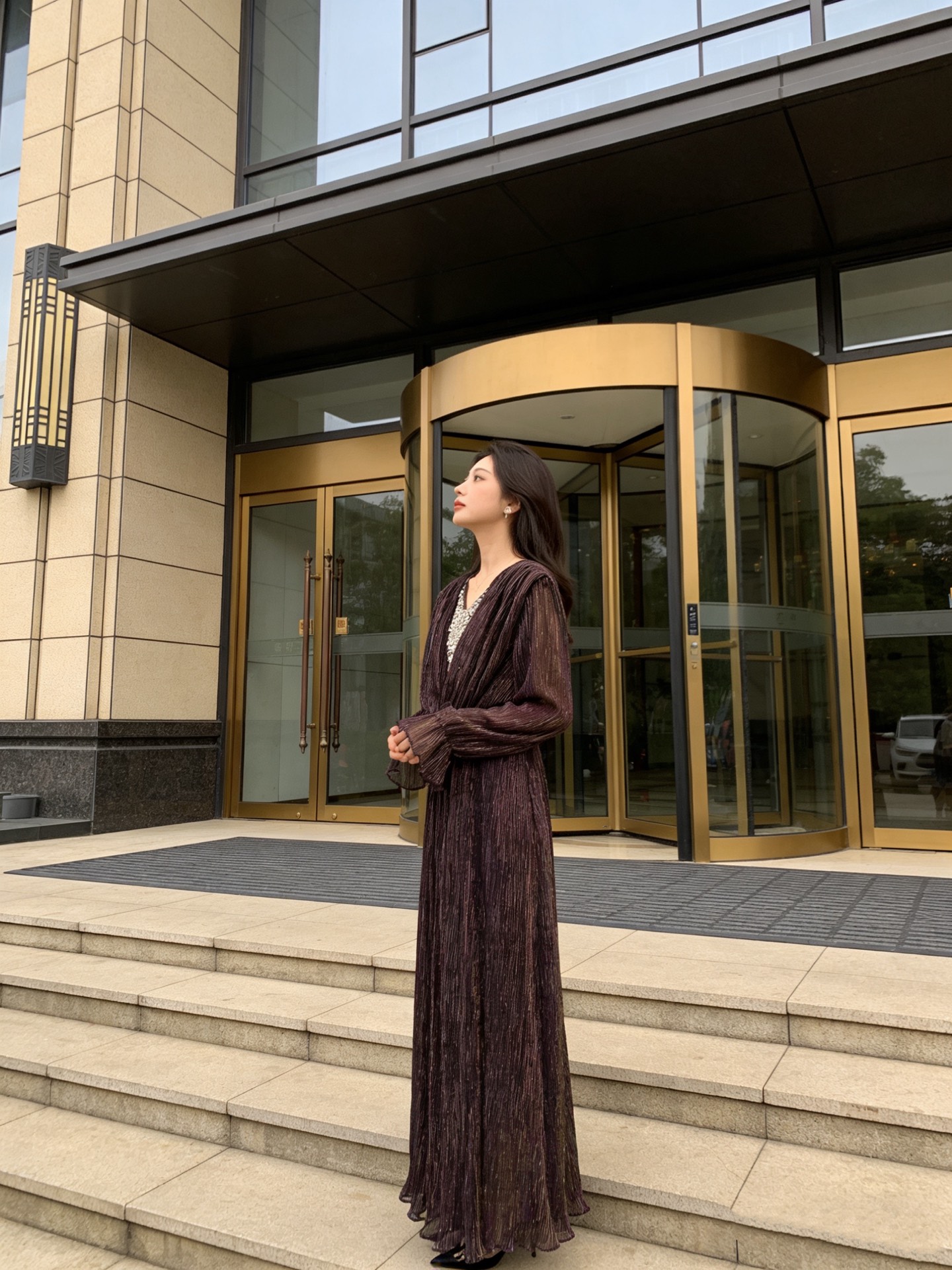 款号G Schiapare*li夏帕瑞利新款 高端定制银丝混纺面料、胸前重工镶钻装饰收腰显瘦大裙摆长袖连
